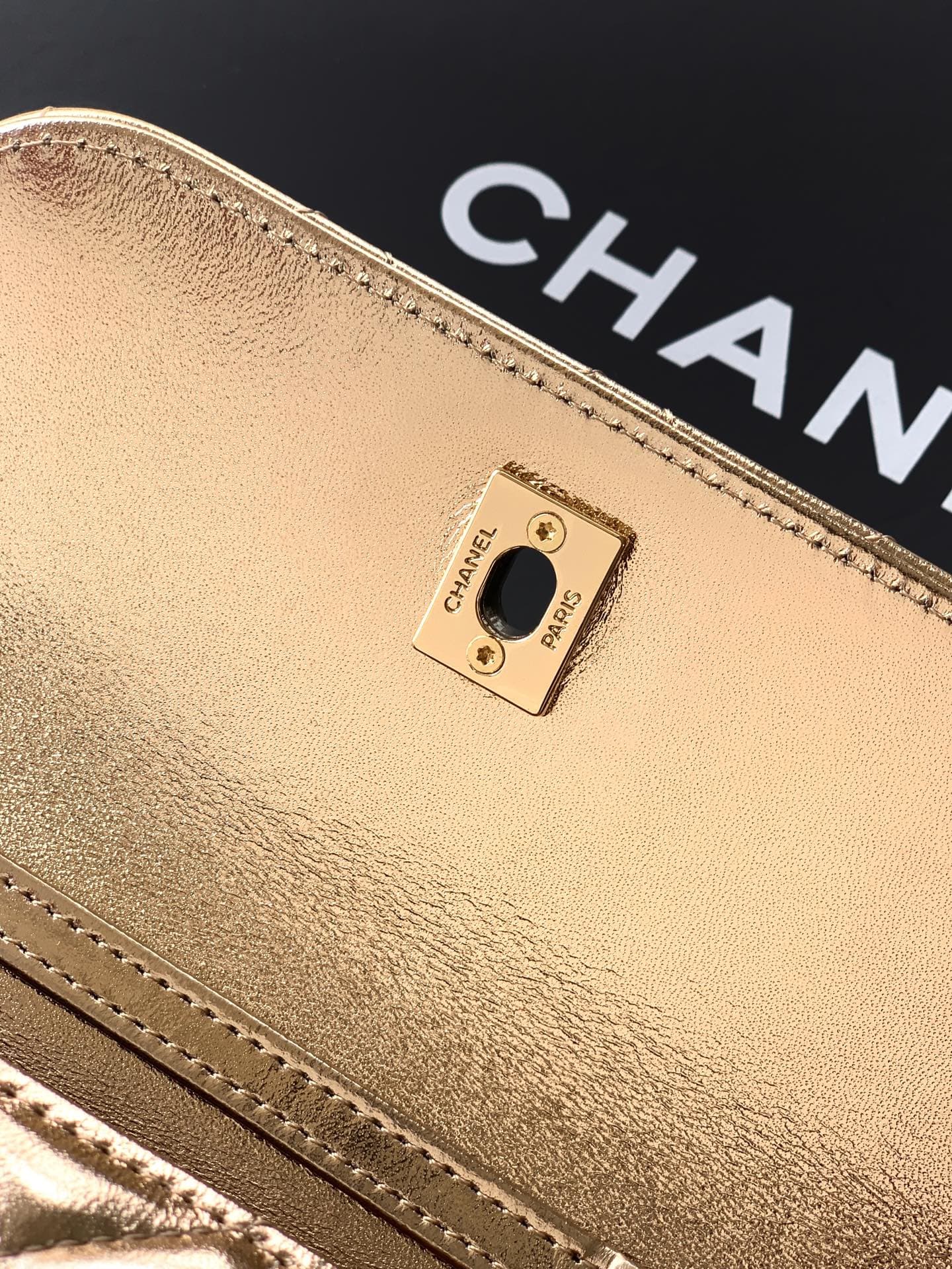 C747 Small size! “Champagne Gold” OHANEL🚩🚩🚩 Chanel 26C pearl-handled chain bag, champagne gold litchi-patterned 🐮 leather + classic diamond pattern, the metal double C logo is very distinctive! The handle is adorned with pearls and black beads – elegant a — image 7