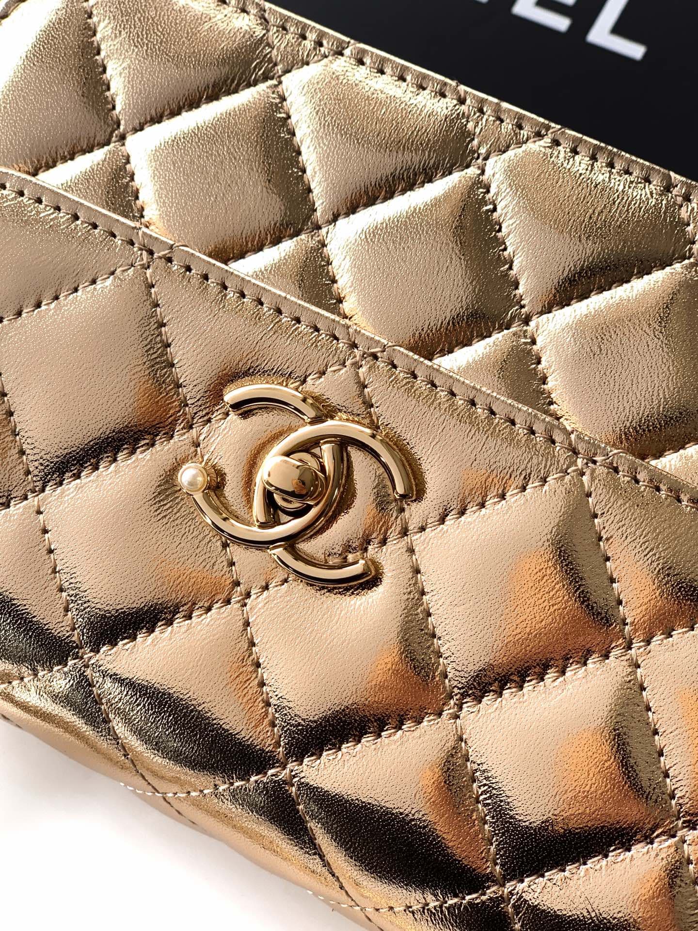 C747 Small size! “Champagne Gold” OHANEL🚩🚩🚩 Chanel 26C pearl-handled chain bag, champagne gold litchi-patterned 🐮 leather + classic diamond pattern, the metal double C logo is very distinctive! The handle is adorned with pearls and black beads – elegant a — image 6