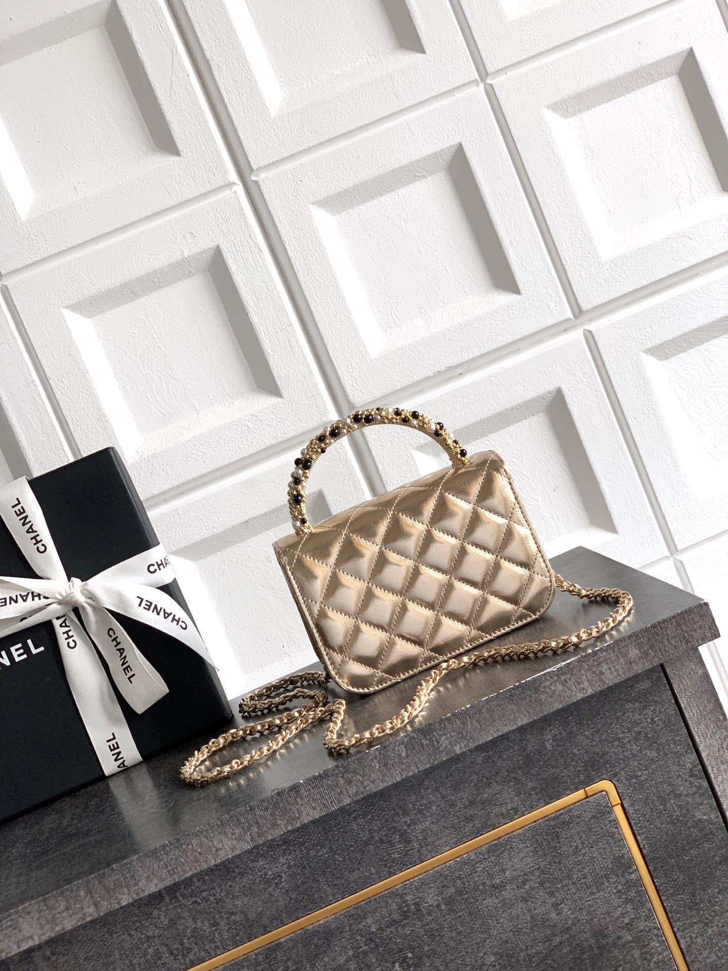 C747 Small size! “Champagne Gold” OHANEL🚩🚩🚩 Chanel 26C pearl-handled chain bag, champagne gold litchi-patterned 🐮 leather + classic diamond pattern, the metal double C logo is very distinctive! The handle is adorned with pearls and black beads – elegant a — image 3