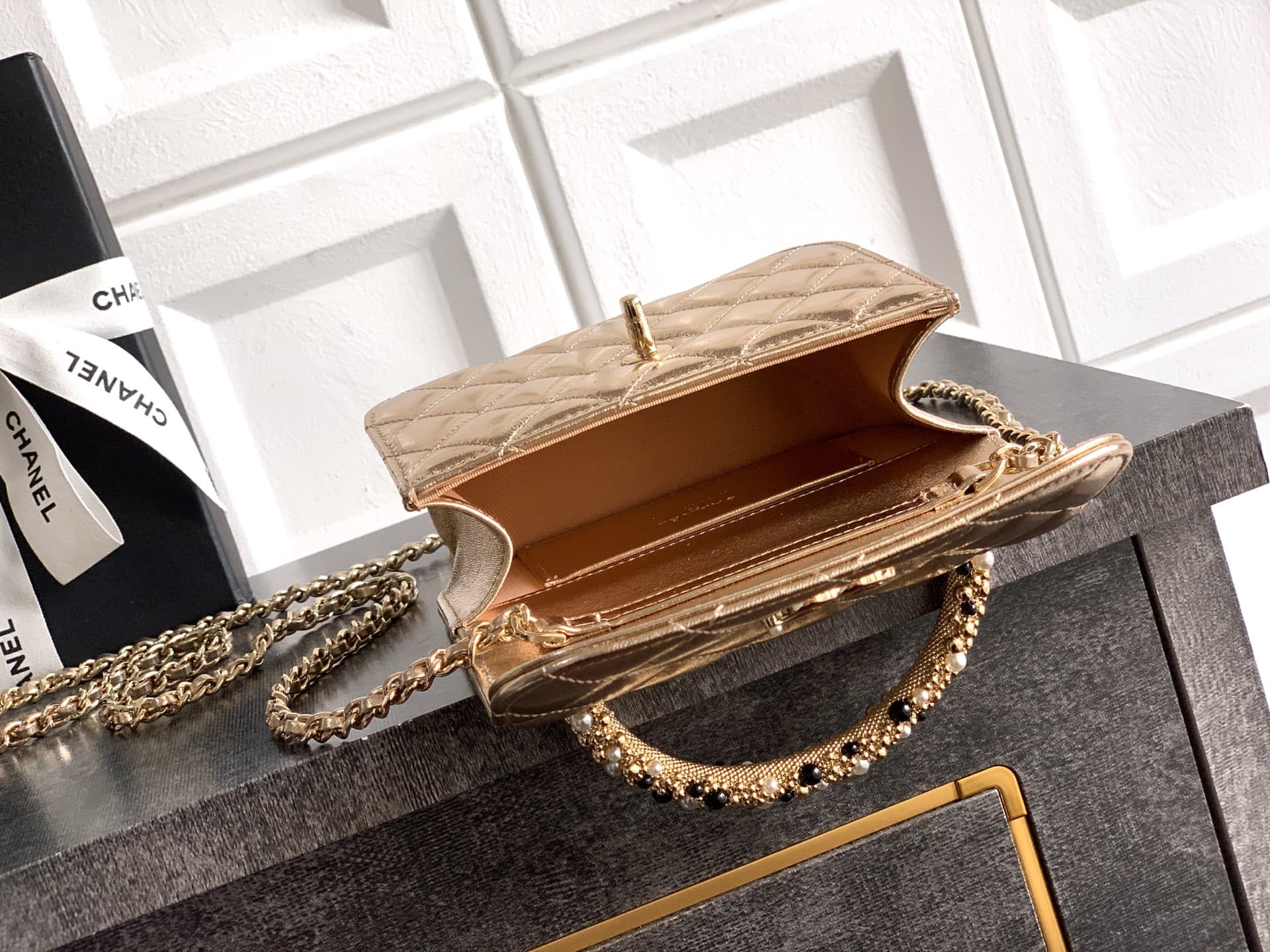 C747 Small size! “Champagne Gold” OHANEL🚩🚩🚩 Chanel 26C pearl-handled chain bag, champagne gold litchi-patterned 🐮 leather + classic diamond pattern, the metal double C logo is very distinctive! The handle is adorned with pearls and black beads – elegant a — image 8