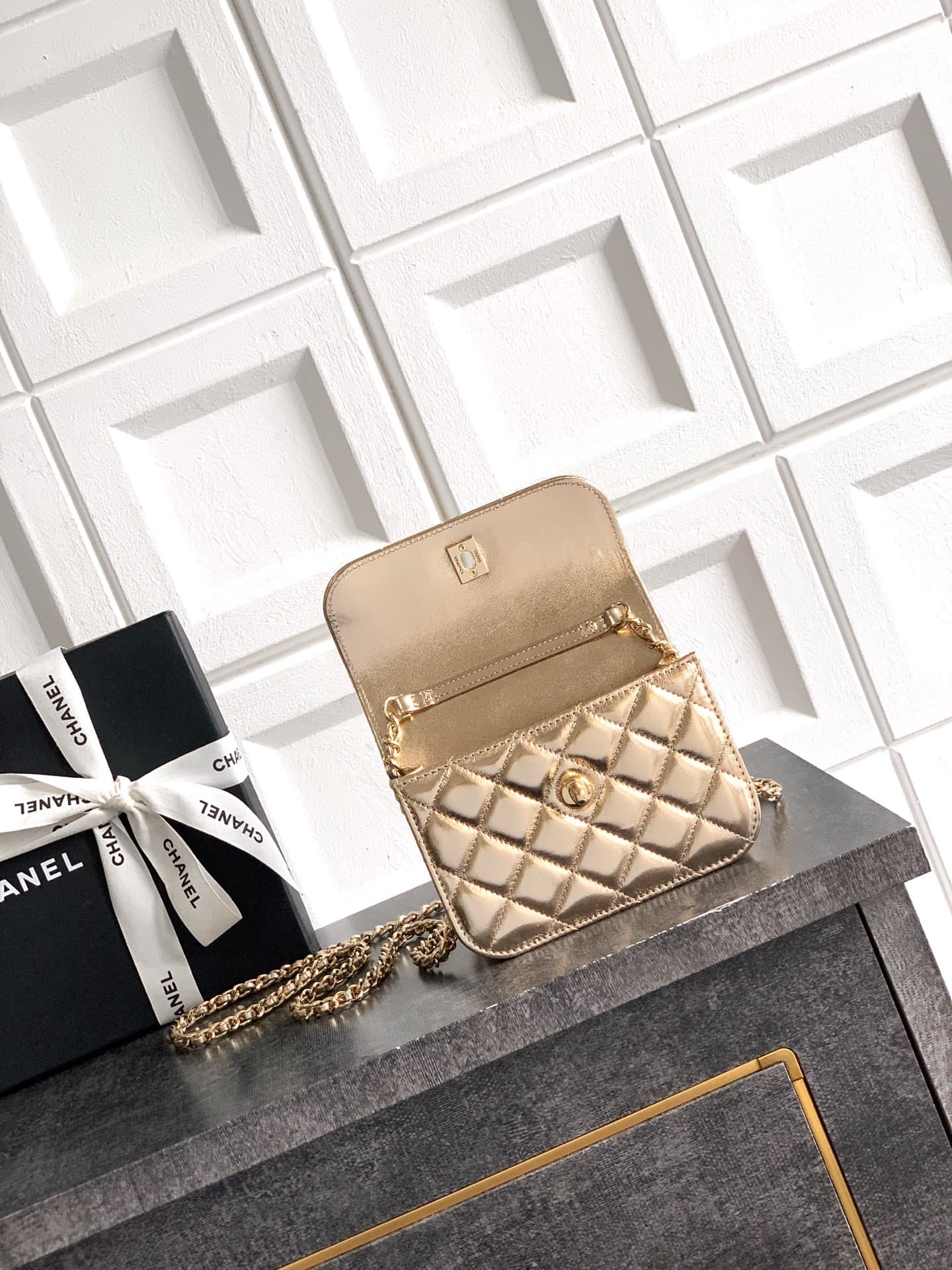 C747 Small size! “Champagne Gold” OHANEL🚩🚩🚩 Chanel 26C pearl-handled chain bag, champagne gold litchi-patterned 🐮 leather + classic diamond pattern, the metal double C logo is very distinctive! The handle is adorned with pearls and black beads – elegant a — image 5