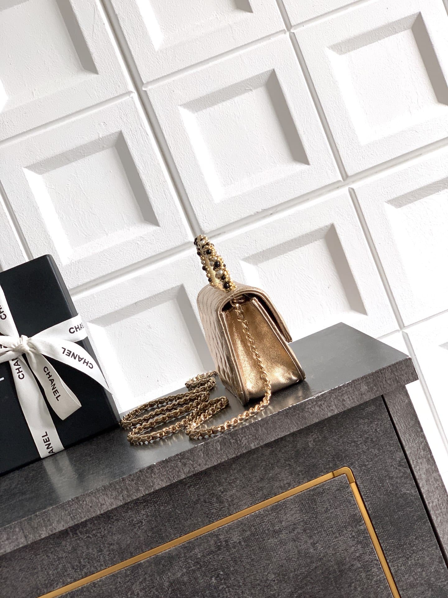 C747 Small size! “Champagne Gold” OHANEL🚩🚩🚩 Chanel 26C pearl-handled chain bag, champagne gold litchi-patterned 🐮 leather + classic diamond pattern, the metal double C logo is very distinctive! The handle is adorned with pearls and black beads – elegant a — image 2