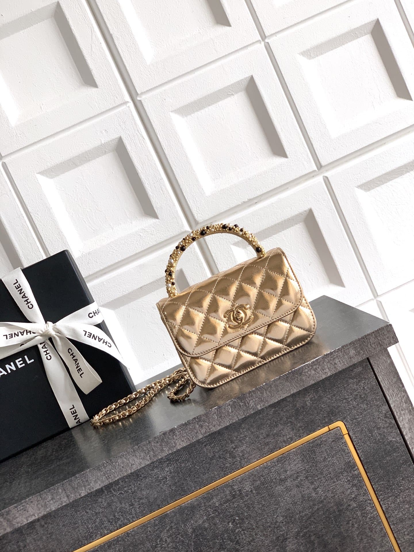 C747 Small size! “Champagne Gold” OHANEL🚩🚩🚩 Chanel 26C pearl-handled chain bag, champagne gold litchi-patterned 🐮 leather + classic diamond pattern, the metal double C logo is very distinctive! The handle is adorned with pearls and black beads – elegant a — image 1