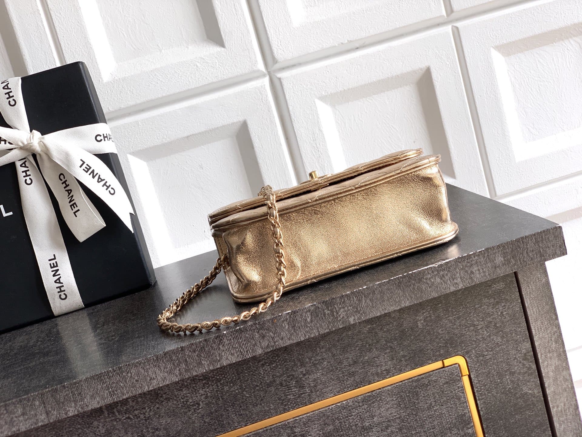 C746 Large size! Chanel “Champagne” OHANEL🚩🚩🚩 Chanel 26C pearl-handled chain bag, champagne gold litchi pattern🐮 leather + classic diamond pattern, the metal double C logo is very distinctive! The handle is adorned with pearls and black beads – elegant an — image 4