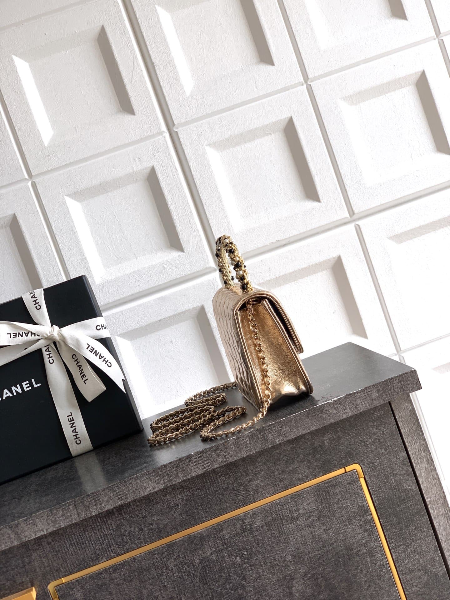 C746 Large size! Chanel “Champagne” OHANEL🚩🚩🚩 Chanel 26C pearl-handled chain bag, champagne gold litchi pattern🐮 leather + classic diamond pattern, the metal double C logo is very distinctive! The handle is adorned with pearls and black beads – elegant an — image 2