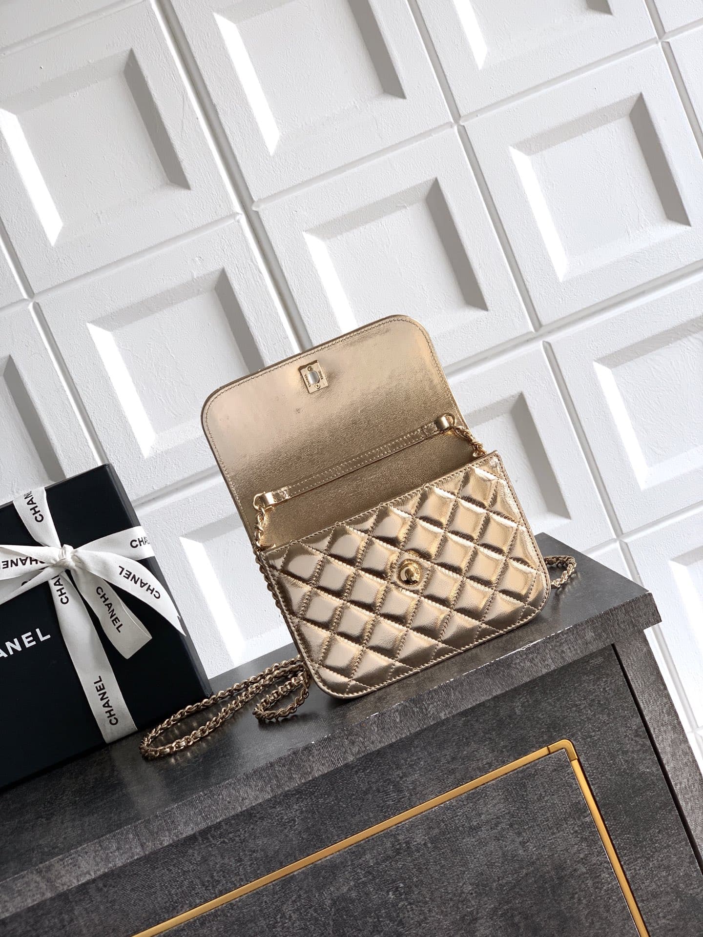 C746 Large size! Chanel “Champagne” OHANEL🚩🚩🚩 Chanel 26C pearl-handled chain bag, champagne gold litchi pattern🐮 leather + classic diamond pattern, the metal double C logo is very distinctive! The handle is adorned with pearls and black beads – elegant an — image 5
