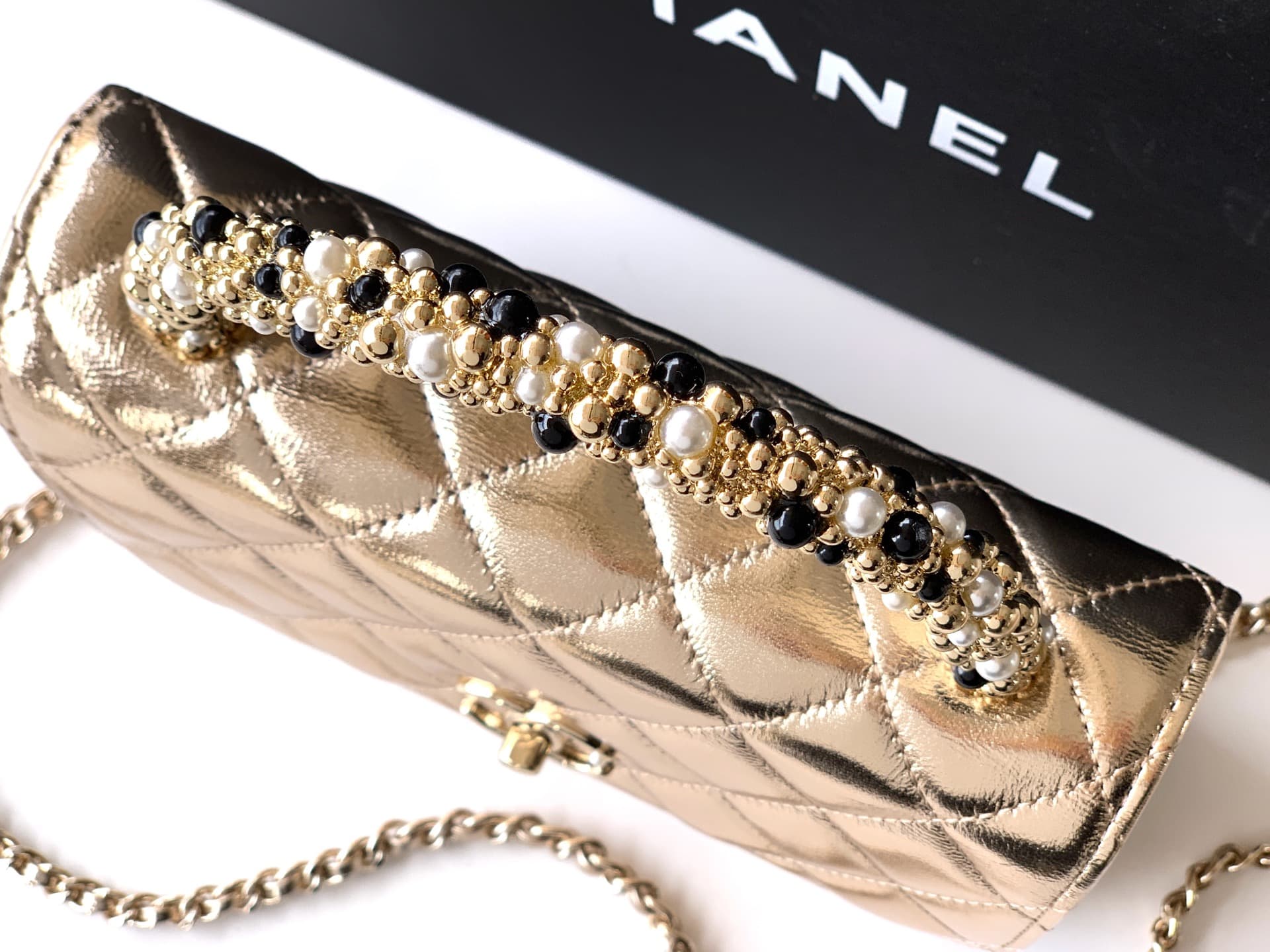 C746 Large size! Chanel “Champagne” OHANEL🚩🚩🚩 Chanel 26C pearl-handled chain bag, champagne gold litchi pattern🐮 leather + classic diamond pattern, the metal double C logo is very distinctive! The handle is adorned with pearls and black beads – elegant an — image 7