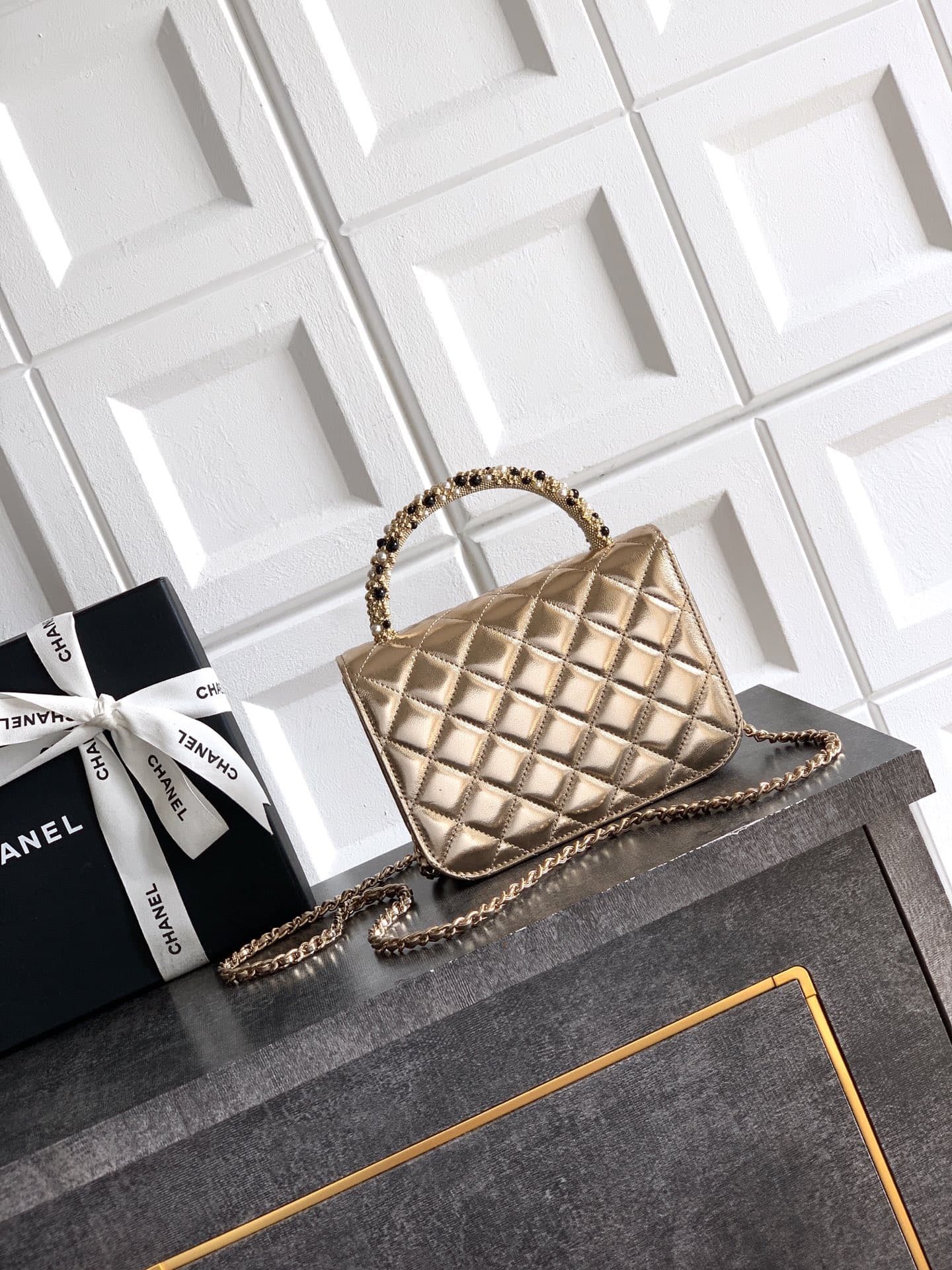 C746 Large size! Chanel “Champagne” OHANEL🚩🚩🚩 Chanel 26C pearl-handled chain bag, champagne gold litchi pattern🐮 leather + classic diamond pattern, the metal double C logo is very distinctive! The handle is adorned with pearls and black beads – elegant an — image 3