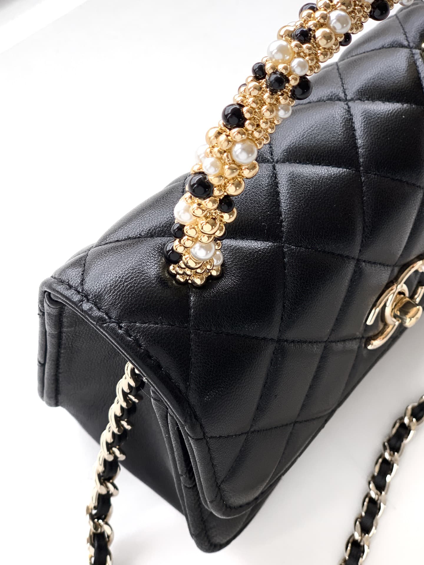 C744 Mini bag! “Black” by OHANEL🚩🚩🚩 Chanel 26C pearl-handled chain bag, champagne gold litchi-patterned 🐮 leather + classic diamond pattern, with a distinctive double C logo! The handle is adorned with pearls and black beads – elegant and luxurious. Mini- — image 7