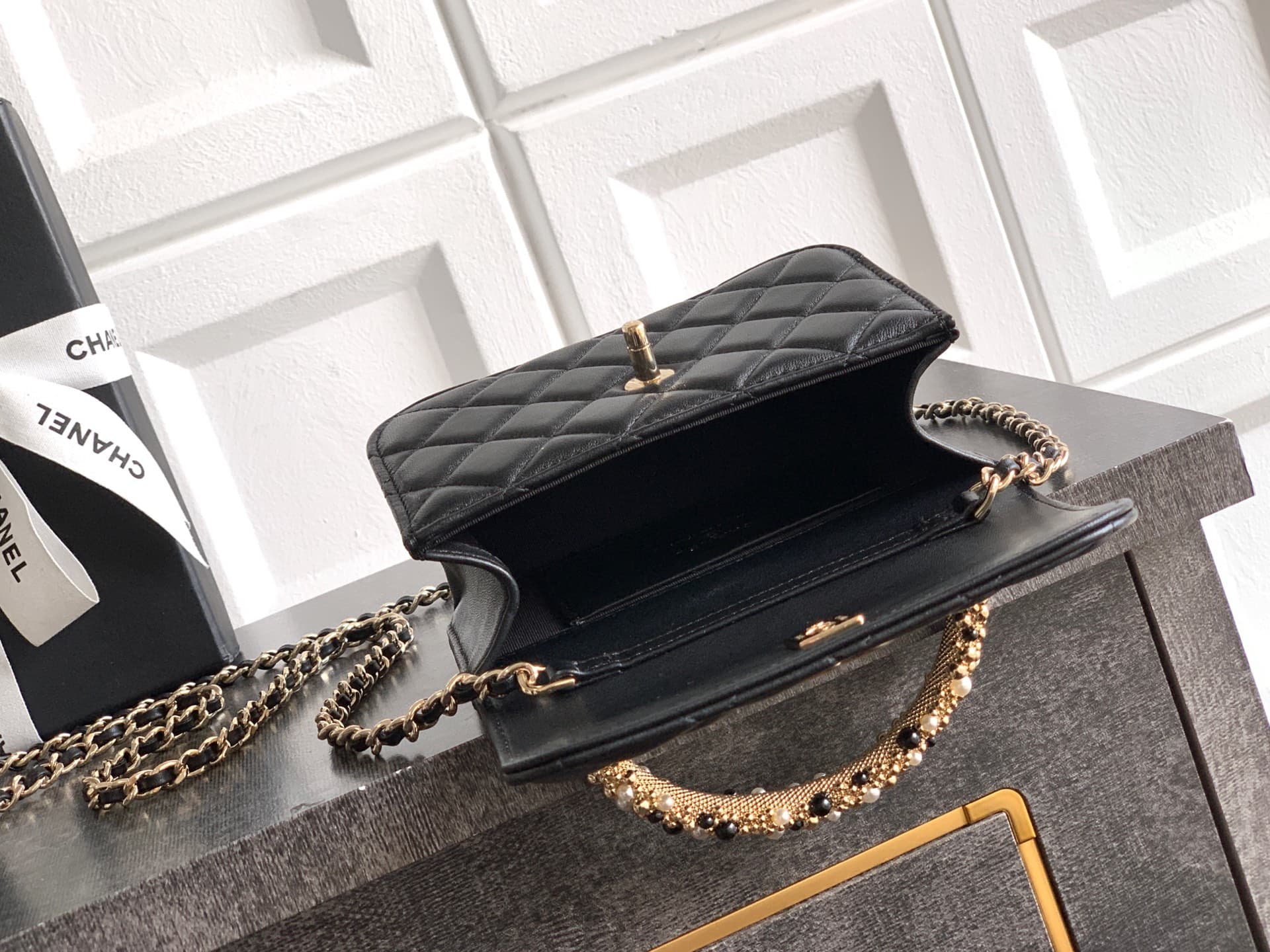 C744 Mini bag! “Black” by OHANEL🚩🚩🚩 Chanel 26C pearl-handled chain bag, champagne gold litchi-patterned 🐮 leather + classic diamond pattern, with a distinctive double C logo! The handle is adorned with pearls and black beads – elegant and luxurious. Mini- — image 8