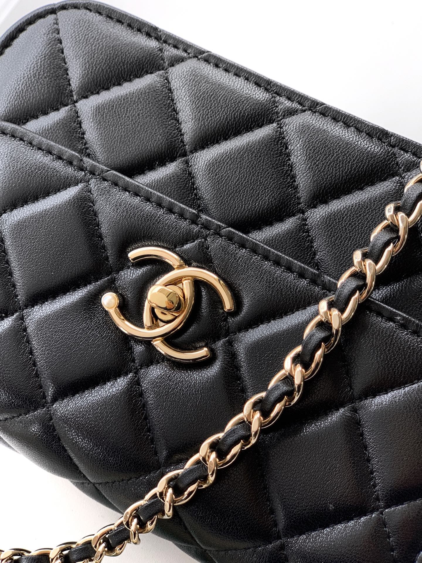 C744 Mini bag! “Black” by OHANEL🚩🚩🚩 Chanel 26C pearl-handled chain bag, champagne gold litchi-patterned 🐮 leather + classic diamond pattern, with a distinctive double C logo! The handle is adorned with pearls and black beads – elegant and luxurious. Mini- — image 6