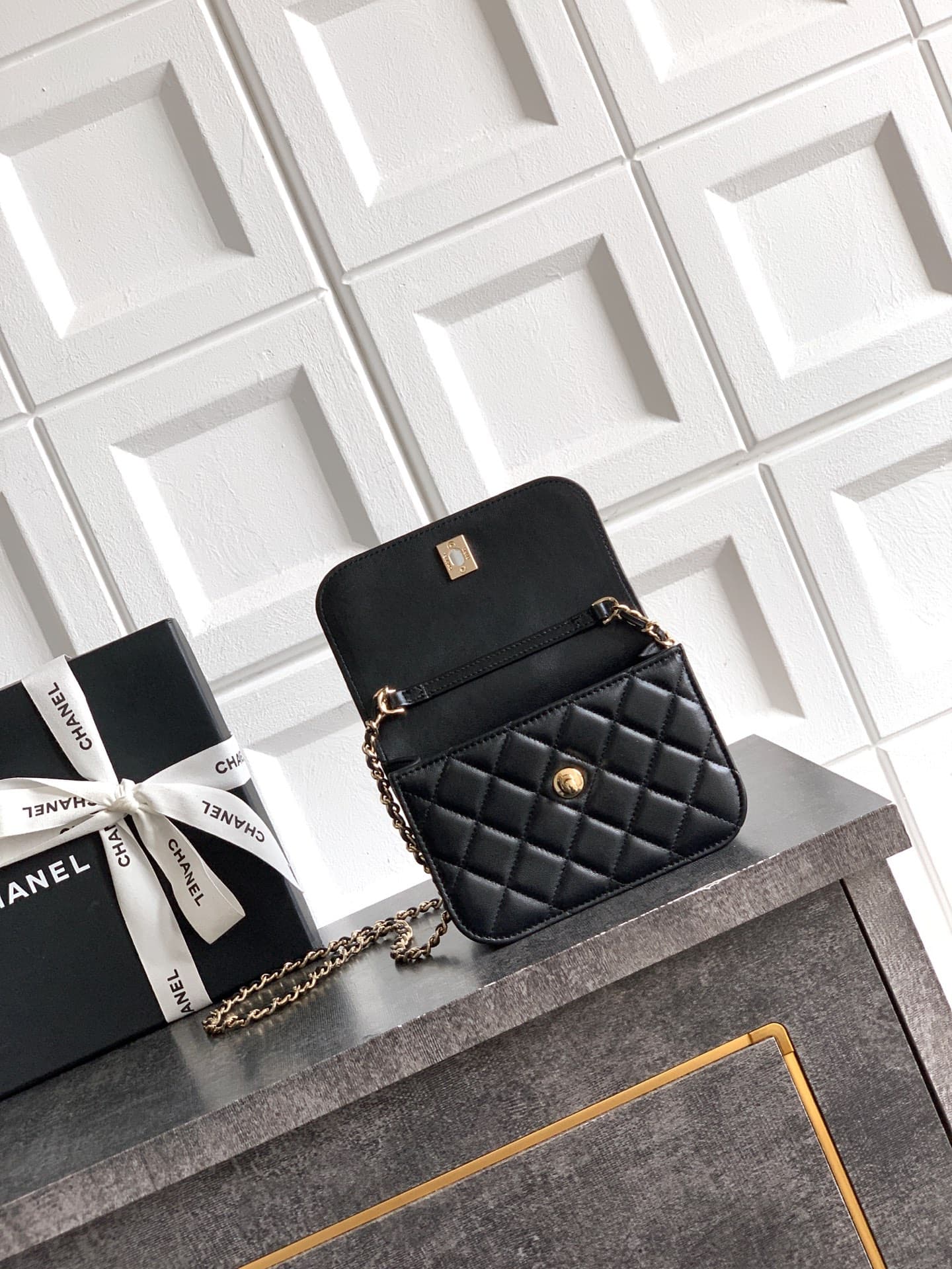 C744 Mini bag! “Black” by OHANEL🚩🚩🚩 Chanel 26C pearl-handled chain bag, champagne gold litchi-patterned 🐮 leather + classic diamond pattern, with a distinctive double C logo! The handle is adorned with pearls and black beads – elegant and luxurious. Mini- — image 5