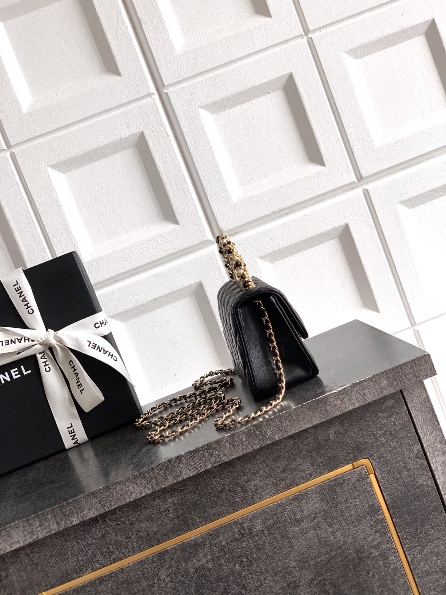 C744 Mini bag! “Black” by OHANEL🚩🚩🚩 Chanel 26C pearl-handled chain bag, champagne gold litchi-patterned 🐮 leather + classic diamond pattern, with a distinctive double C logo! The handle is adorned with pearls and black beads – elegant and luxurious. Mini- — image 2