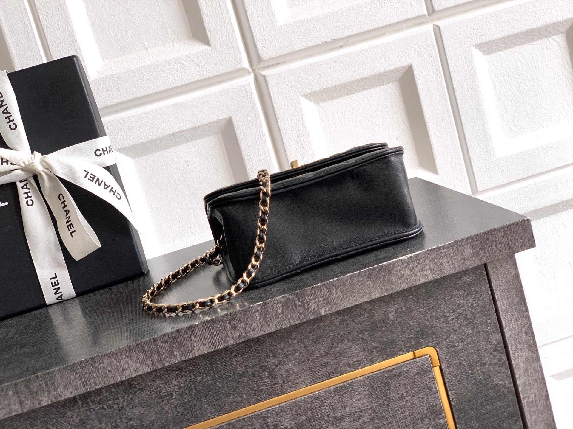 C744 Mini bag! “Black” by OHANEL🚩🚩🚩 Chanel 26C pearl-handled chain bag, champagne gold litchi-patterned 🐮 leather + classic diamond pattern, with a distinctive double C logo! The handle is adorned with pearls and black beads – elegant and luxurious. Mini- — image 4