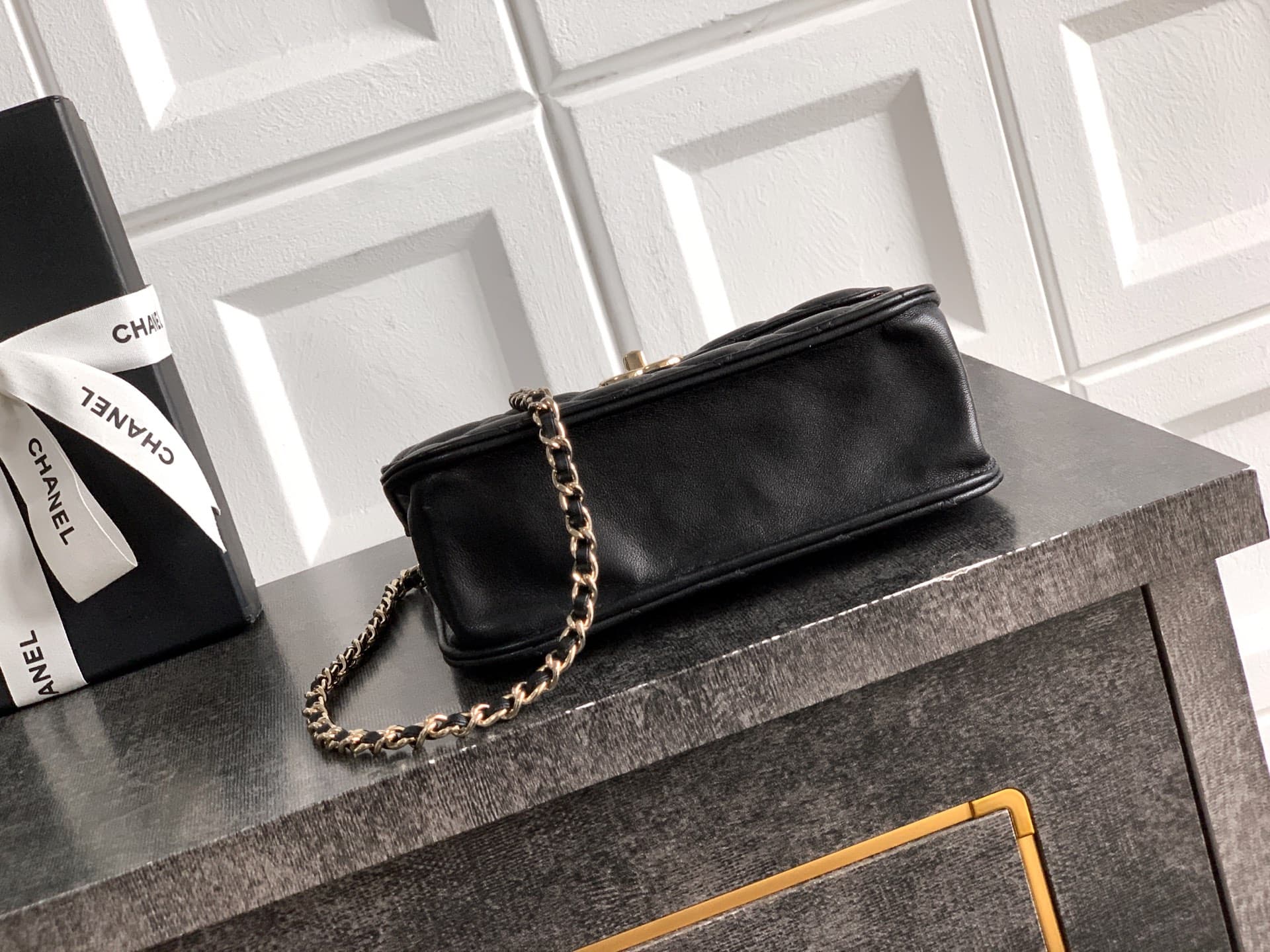 C743 Large size! “Black” by OHANEL🚩🚩🚩 Chanel 26C pearl-handled chain bag, champagne gold litchi-patterned 🐮 leather + classic diamond pattern, with a distinctive metal double C logo! The handle is adorned with pearls and black beads – elegant and luxuriou — image 4