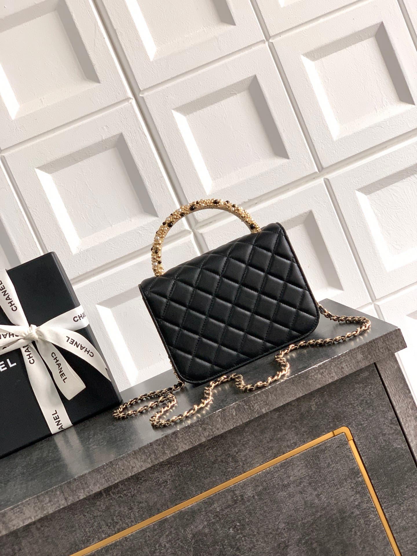 C743 Large size! “Black” by OHANEL🚩🚩🚩 Chanel 26C pearl-handled chain bag, champagne gold litchi-patterned 🐮 leather + classic diamond pattern, with a distinctive metal double C logo! The handle is adorned with pearls and black beads – elegant and luxuriou — image 3