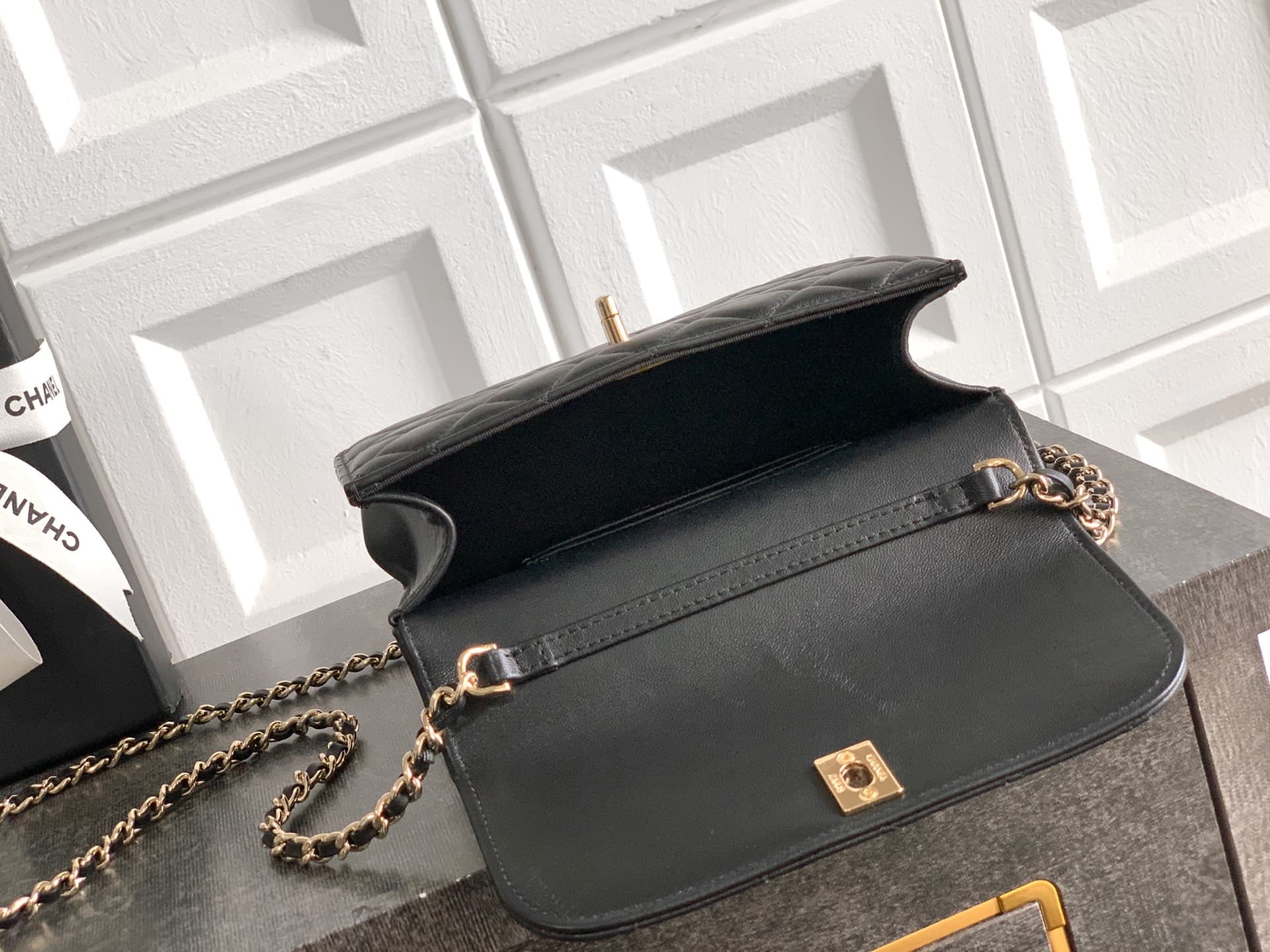 C743 Large size! “Black” by OHANEL🚩🚩🚩 Chanel 26C pearl-handled chain bag, champagne gold litchi-patterned 🐮 leather + classic diamond pattern, with a distinctive metal double C logo! The handle is adorned with pearls and black beads – elegant and luxuriou — image 8