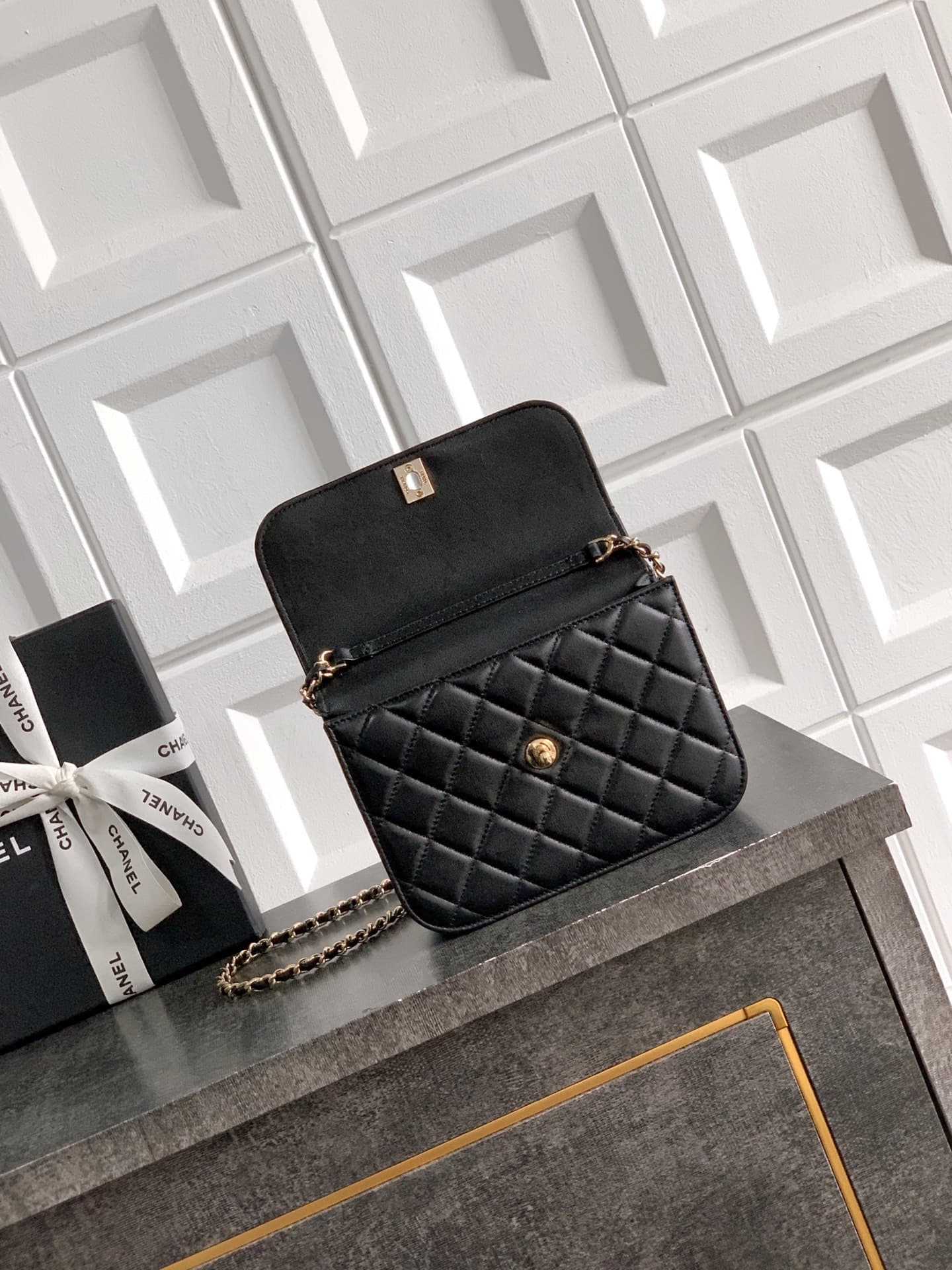 C743 Large size! “Black” by OHANEL🚩🚩🚩 Chanel 26C pearl-handled chain bag, champagne gold litchi-patterned 🐮 leather + classic diamond pattern, with a distinctive metal double C logo! The handle is adorned with pearls and black beads – elegant and luxuriou — image 5