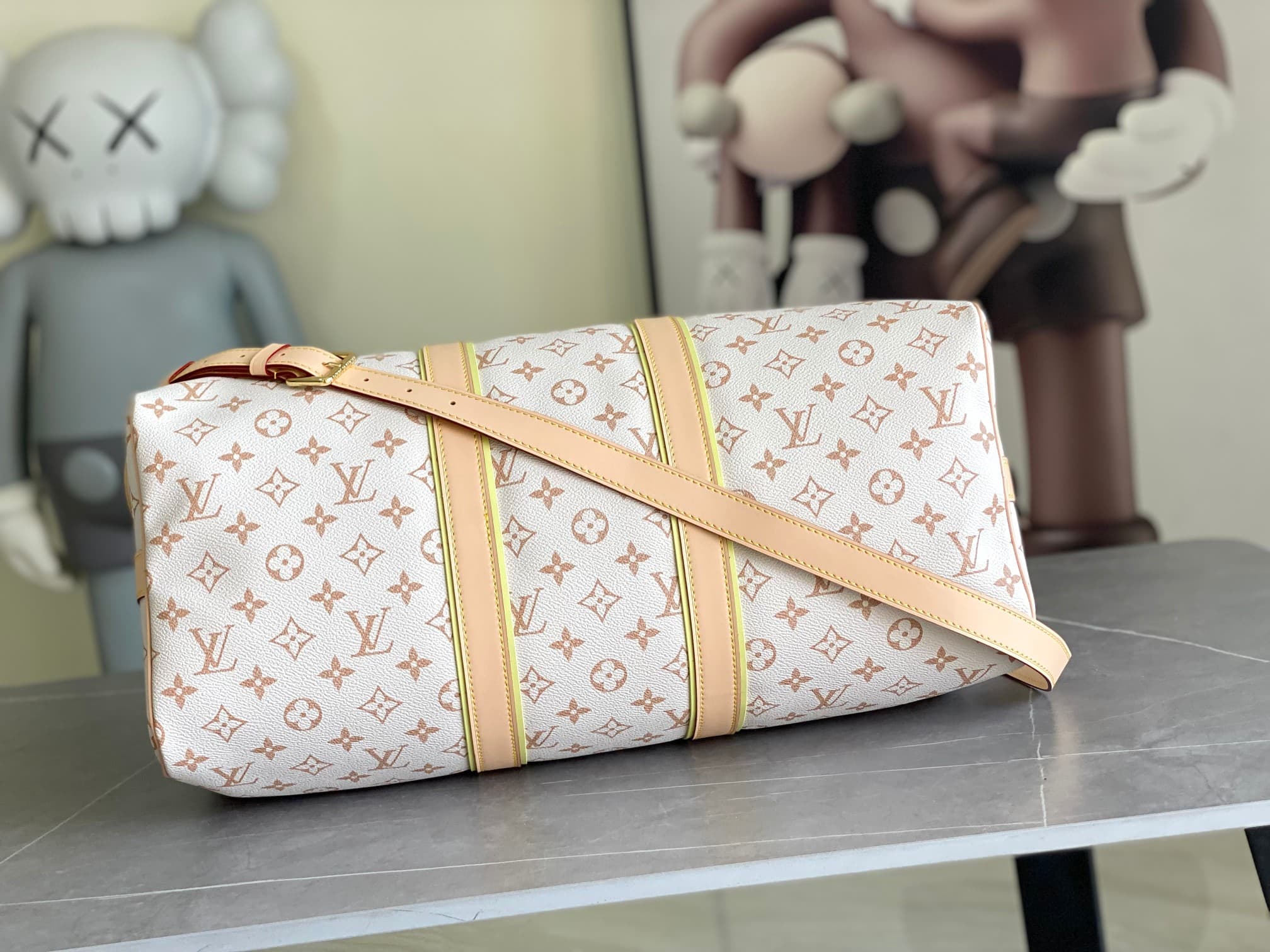 C5110 M29674 – White color; 163c01 – Dynamic design. This Keepall Bandoulière 45 travel bag is made from Monogram Dune-coated canvas, reflecting a casual style. Detailed craftsmanship is evident in the leather trim and the hand-sewn LV Crafty name tag. Th — image 4