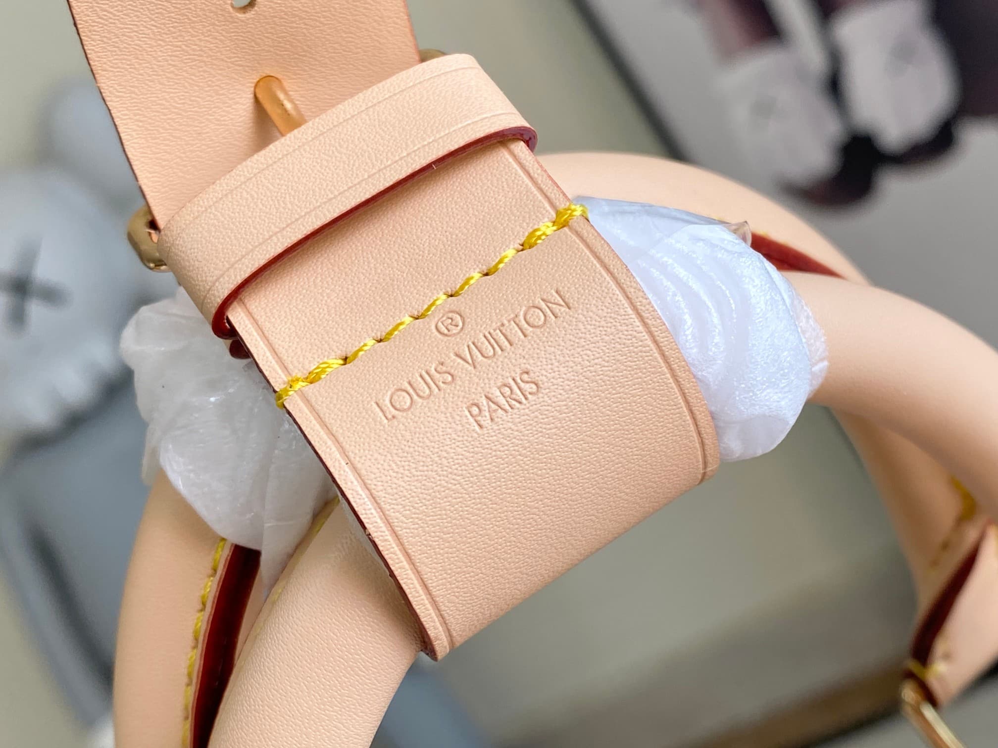 C5110 M29674 – White color; 163c01 – Dynamic design. This Keepall Bandoulière 45 travel bag is made from Monogram Dune-coated canvas, reflecting a casual style. Detailed craftsmanship is evident in the leather trim and the hand-sewn LV Crafty name tag. Th — image 8
