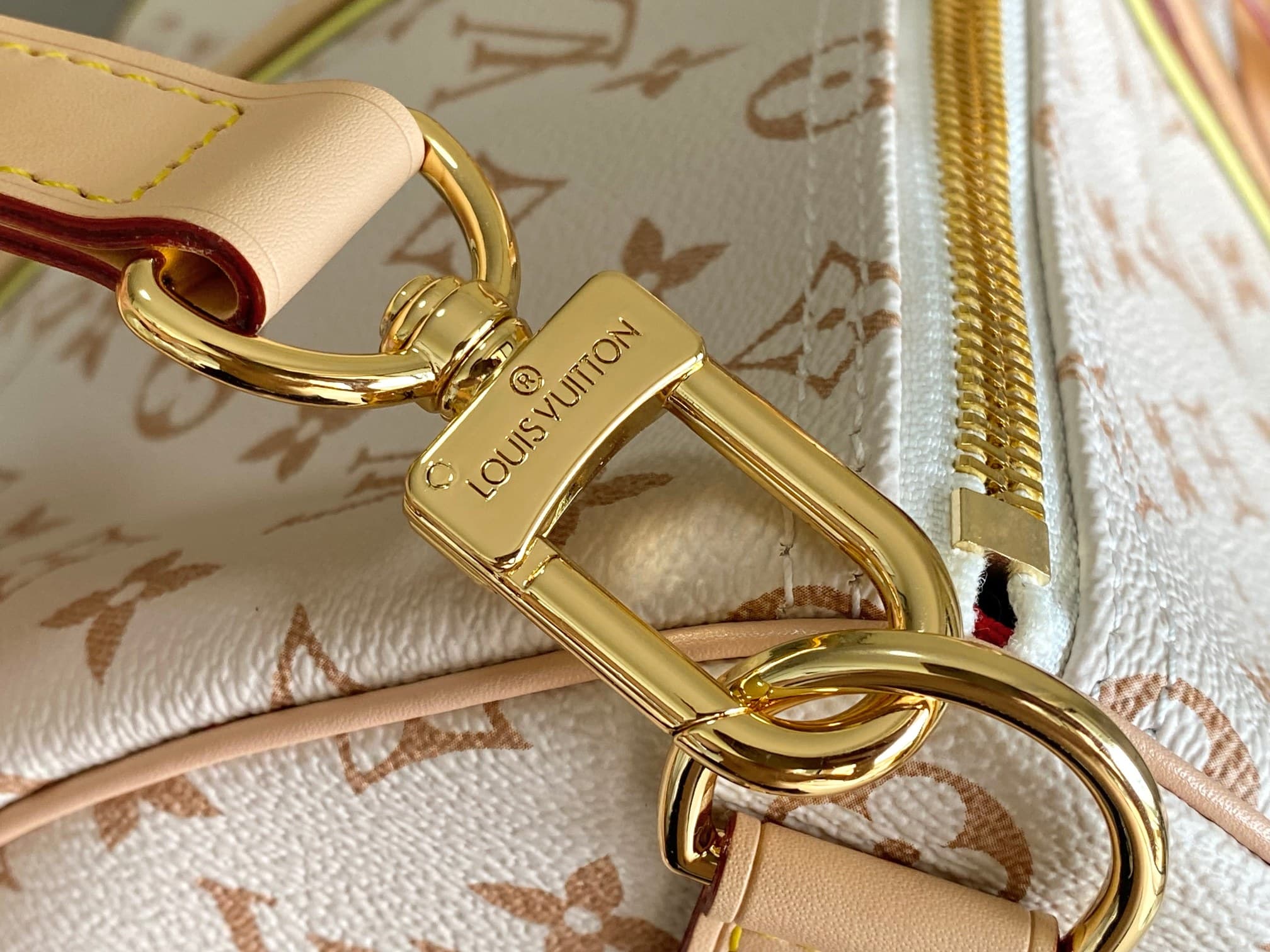 C5110 M29674 – White color; 163c01 – Dynamic design. This Keepall Bandoulière 45 travel bag is made from Monogram Dune-coated canvas, reflecting a casual style. Detailed craftsmanship is evident in the leather trim and the hand-sewn LV Crafty name tag. Th — image 7