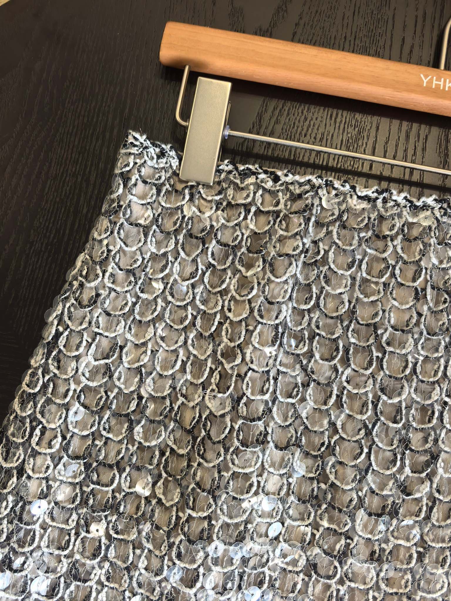 C18388 The sequined patterns on the entire dress are hand-stitched in the shape of fish scales. Each pattern resembles tiny pieces of moonlight falling onto the dress. As you walk, the light and shadow create a beautiful effect. It’s a sophisticated spark — image 2
