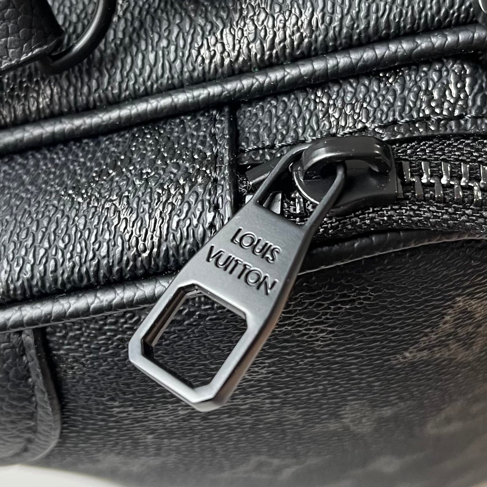 C5325 Upgrade version   M29273 M13987 M14016 M14988 M26068 M15296 M14682 M27232 n28606 This Nil handbag features elegant, shiny cowhide leather, with Louis Vuitton Paris logo embossed on the front using bead rivets. The side clasp exudes a urban style, an — image 5