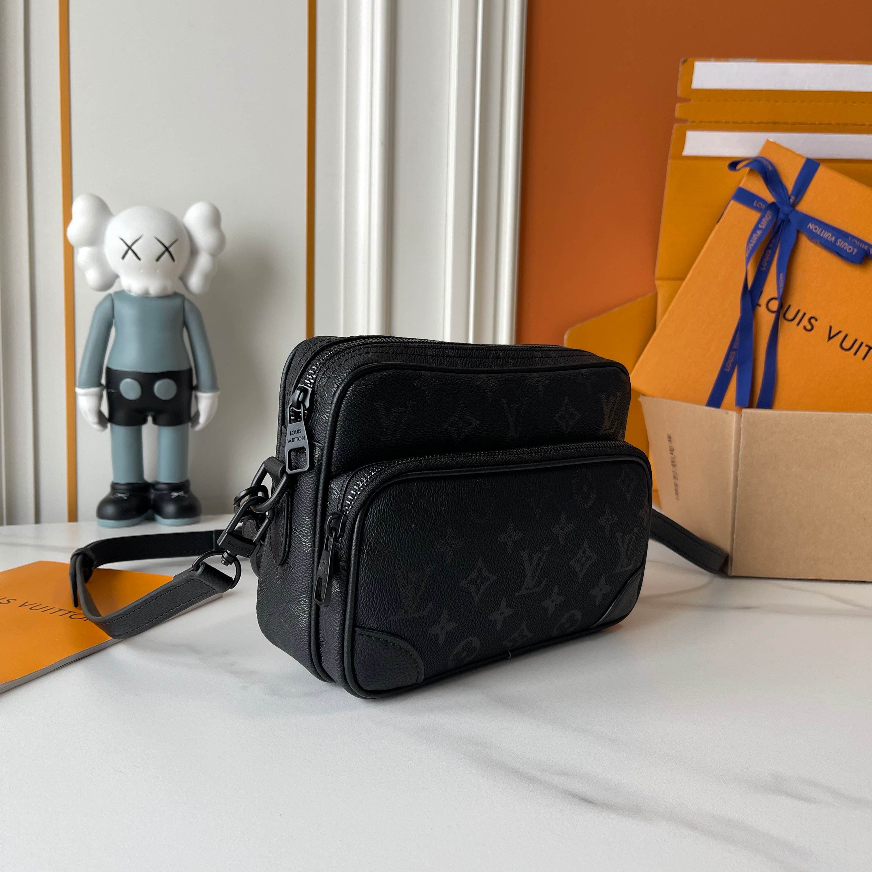 C5325 Upgrade version   M29273 M13987 M14016 M14988 M26068 M15296 M14682 M27232 n28606 This Nil handbag features elegant, shiny cowhide leather, with Louis Vuitton Paris logo embossed on the front using bead rivets. The side clasp exudes a urban style, an — image 2