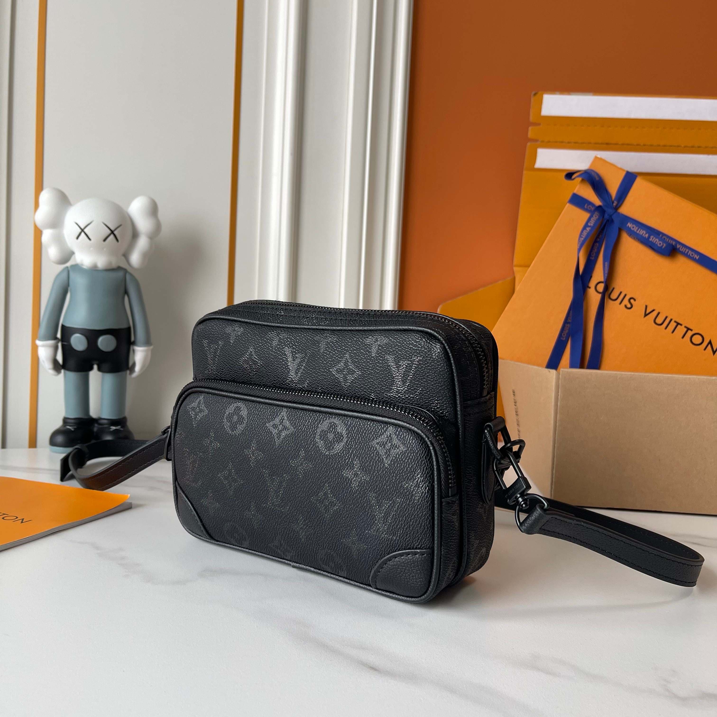 C5325 Upgrade version   M29273 M13987 M14016 M14988 M26068 M15296 M14682 M27232 n28606 This Nil handbag features elegant, shiny cowhide leather, with Louis Vuitton Paris logo embossed on the front using bead rivets. The side clasp exudes a urban style, an — image 3
