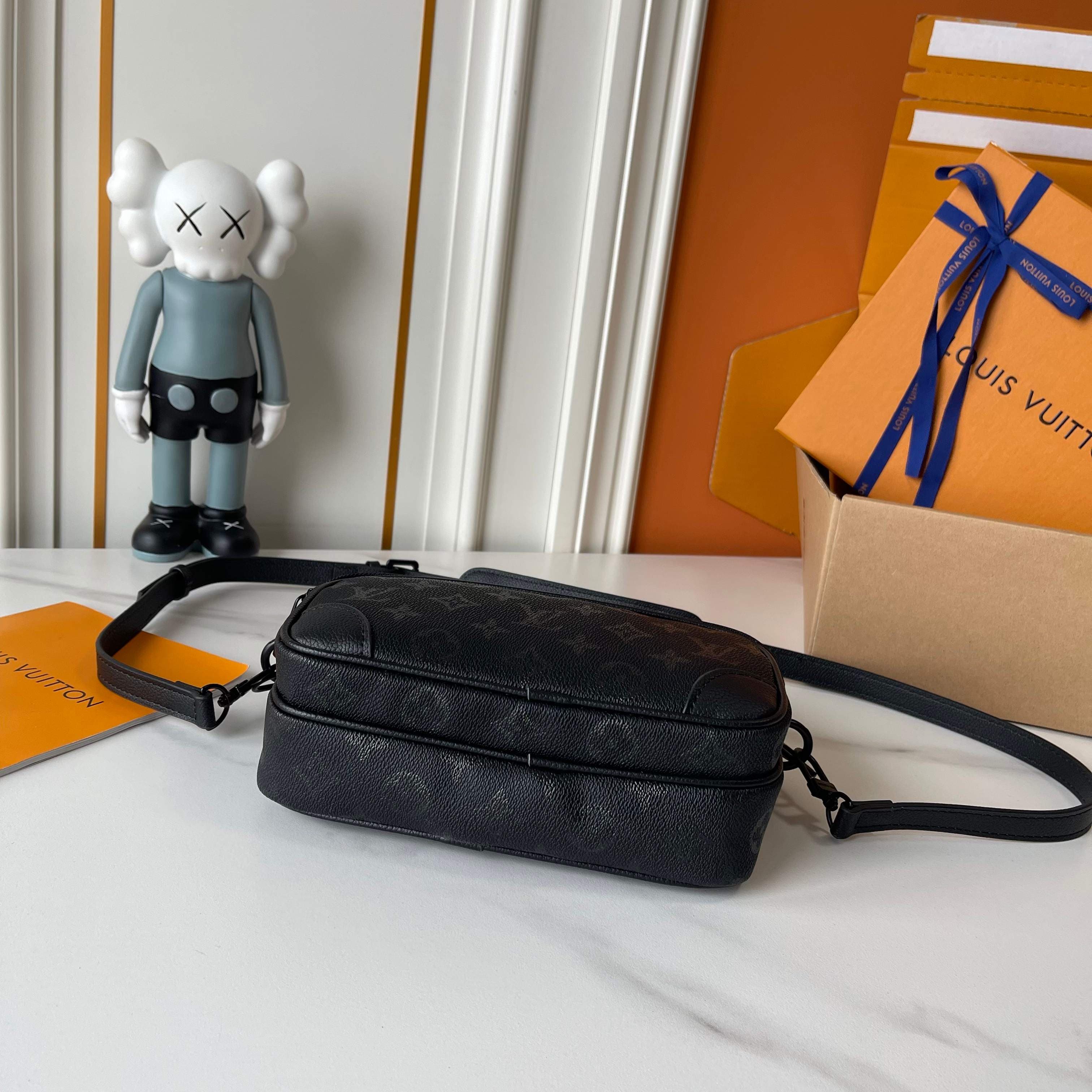 C5325 Upgrade version   M29273 M13987 M14016 M14988 M26068 M15296 M14682 M27232 n28606 This Nil handbag features elegant, shiny cowhide leather, with Louis Vuitton Paris logo embossed on the front using bead rivets. The side clasp exudes a urban style, an — image 6