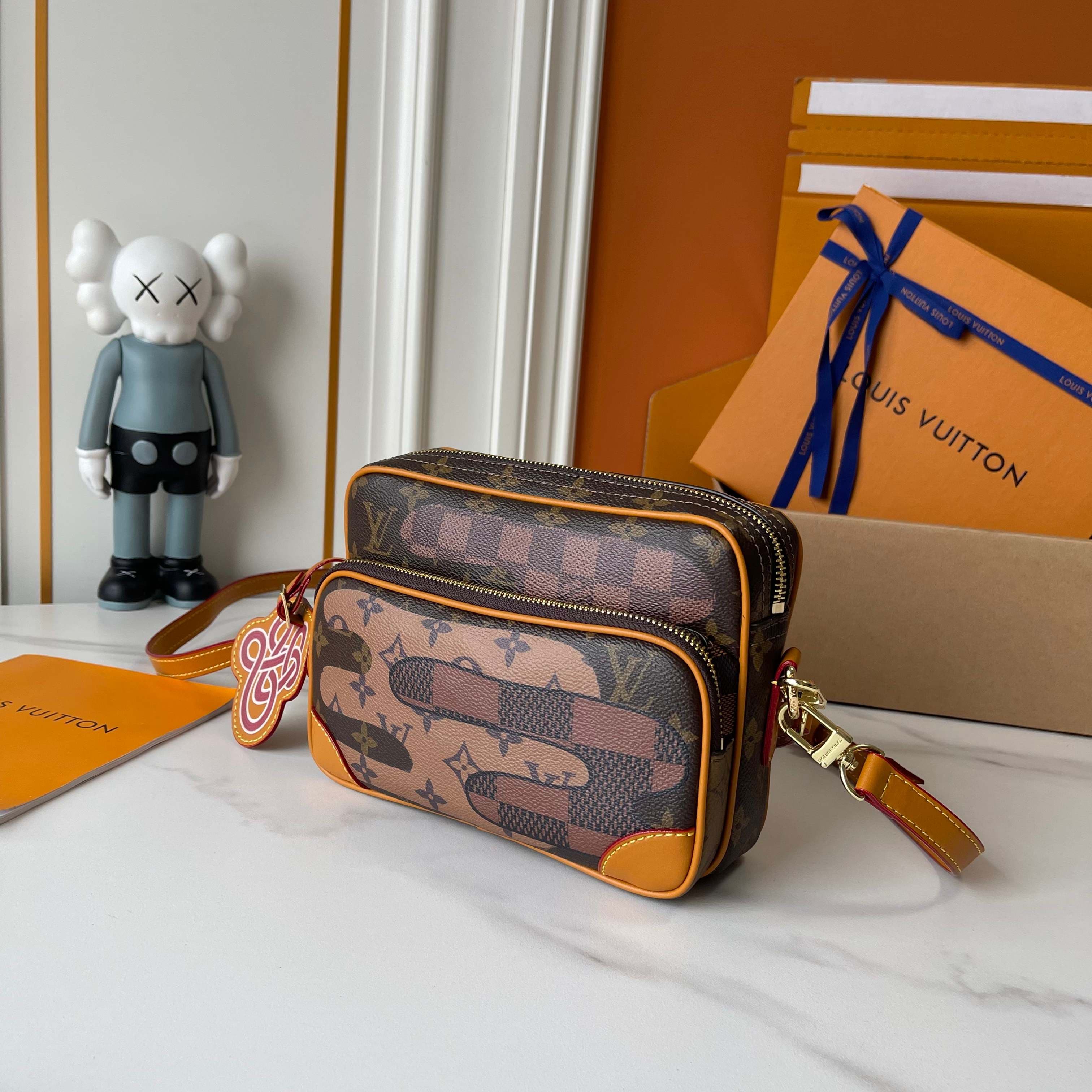 C5323 Upgraded version: M29273, M13987, M14016, M14988, M26068, M15296, M14682, M27232, n28606. This Nil handbag features elegant, shiny cowhide leather; beads and rivets are used to attach the Louis Vuitton Paris logo on the front. The side fastenings gi — image 2