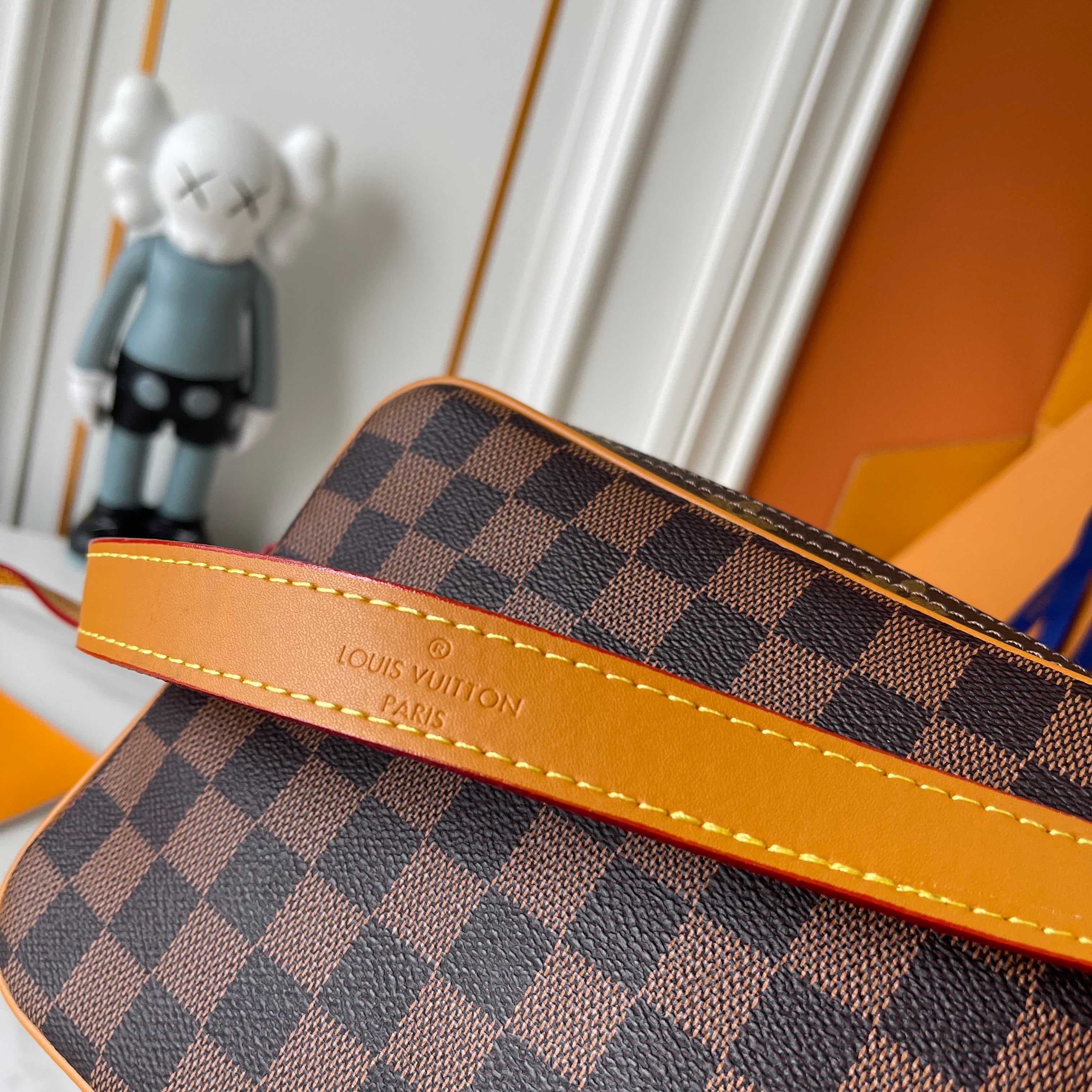 C5323 Upgraded version: M29273, M13987, M14016, M14988, M26068, M15296, M14682, M27232, n28606. This Nil handbag features elegant, shiny cowhide leather; beads and rivets are used to attach the Louis Vuitton Paris logo on the front. The side fastenings gi — image 5
