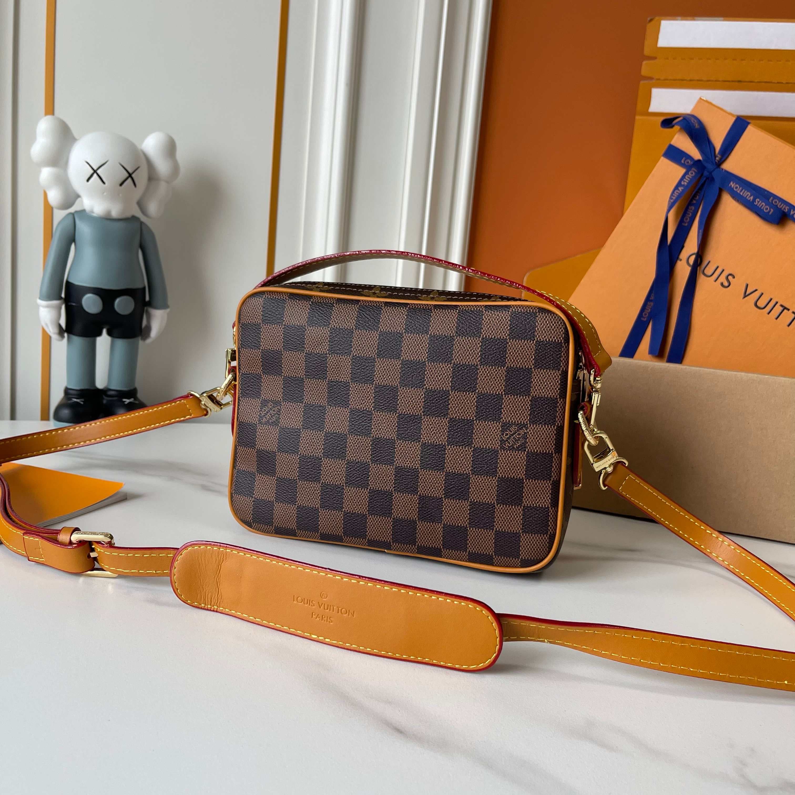 C5323 Upgraded version: M29273, M13987, M14016, M14988, M26068, M15296, M14682, M27232, n28606. This Nil handbag features elegant, shiny cowhide leather; beads and rivets are used to attach the Louis Vuitton Paris logo on the front. The side fastenings gi — image 4