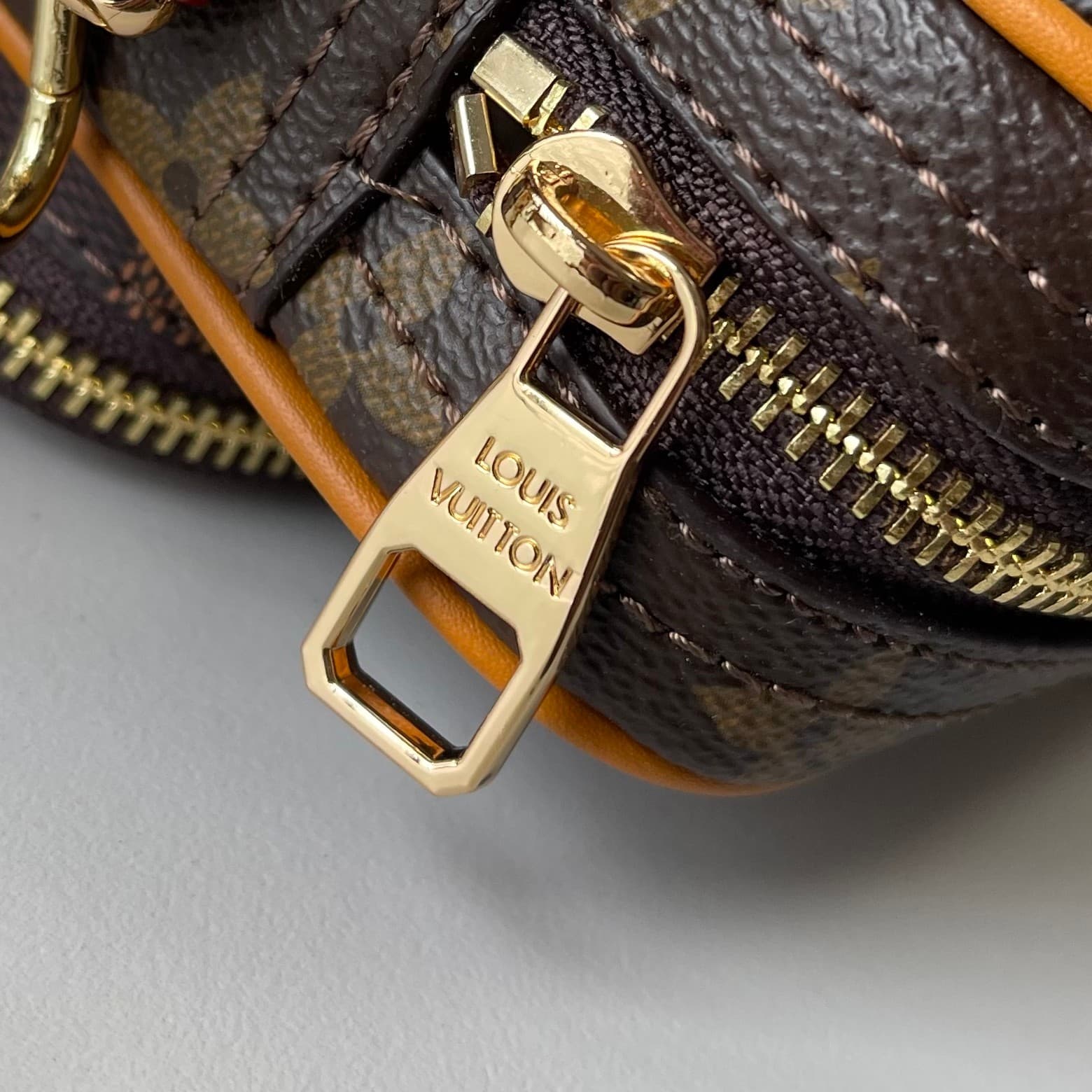 C5323 Upgraded version: M29273, M13987, M14016, M14988, M26068, M15296, M14682, M27232, n28606. This Nil handbag features elegant, shiny cowhide leather; beads and rivets are used to attach the Louis Vuitton Paris logo on the front. The side fastenings gi — image 6