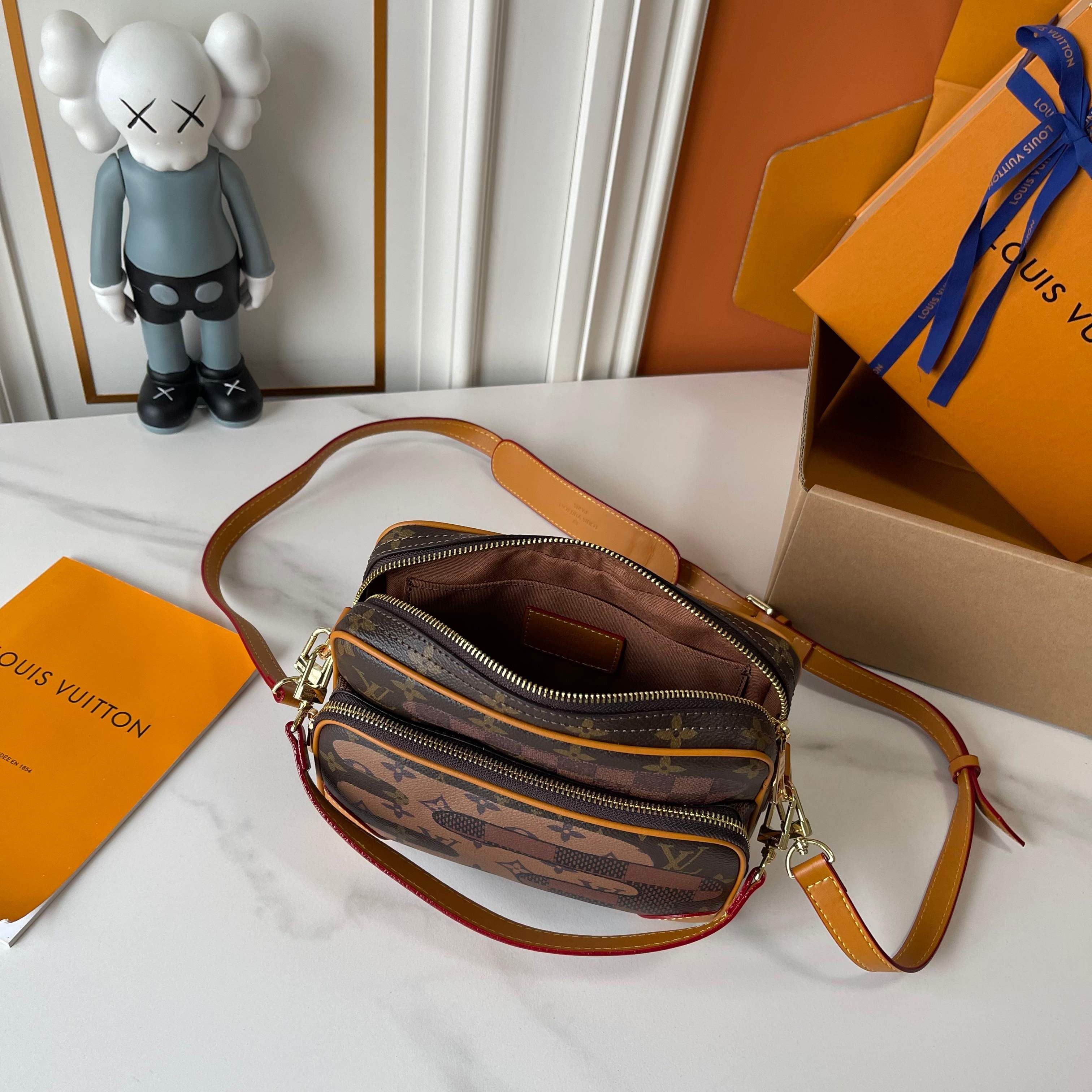 C5323 Upgraded version: M29273, M13987, M14016, M14988, M26068, M15296, M14682, M27232, n28606. This Nil handbag features elegant, shiny cowhide leather; beads and rivets are used to attach the Louis Vuitton Paris logo on the front. The side fastenings gi — image 8