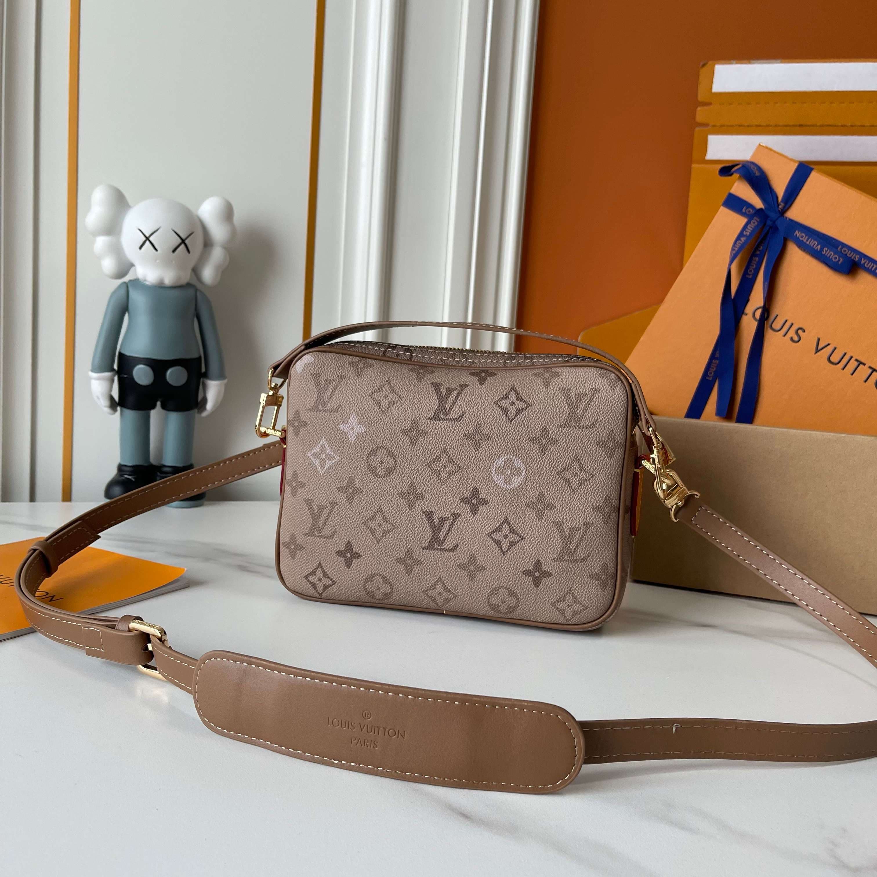 C5322 Upgraded version: M29273, M13987, M14016, M14988, M26068, M15296, M14682, M27232, n28606. This Nil handbag features elegant, shiny cowhide leather; beads and rivets are used to secure the Louis Vuitton Paris logo on the front. The side fastenings re — image 4