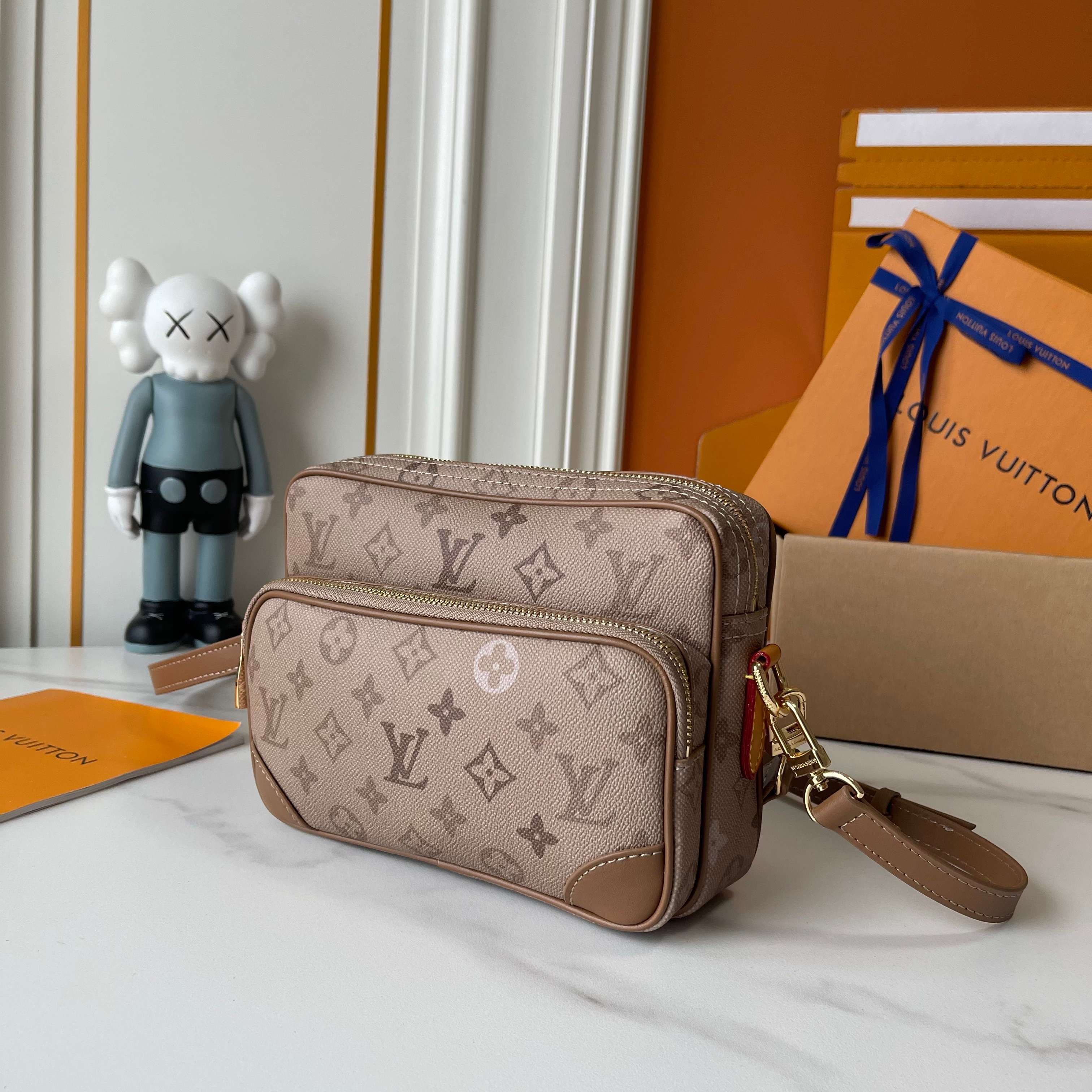 C5322 Upgraded version: M29273, M13987, M14016, M14988, M26068, M15296, M14682, M27232, n28606. This Nil handbag features elegant, shiny cowhide leather; beads and rivets are used to secure the Louis Vuitton Paris logo on the front. The side fastenings re — image 3