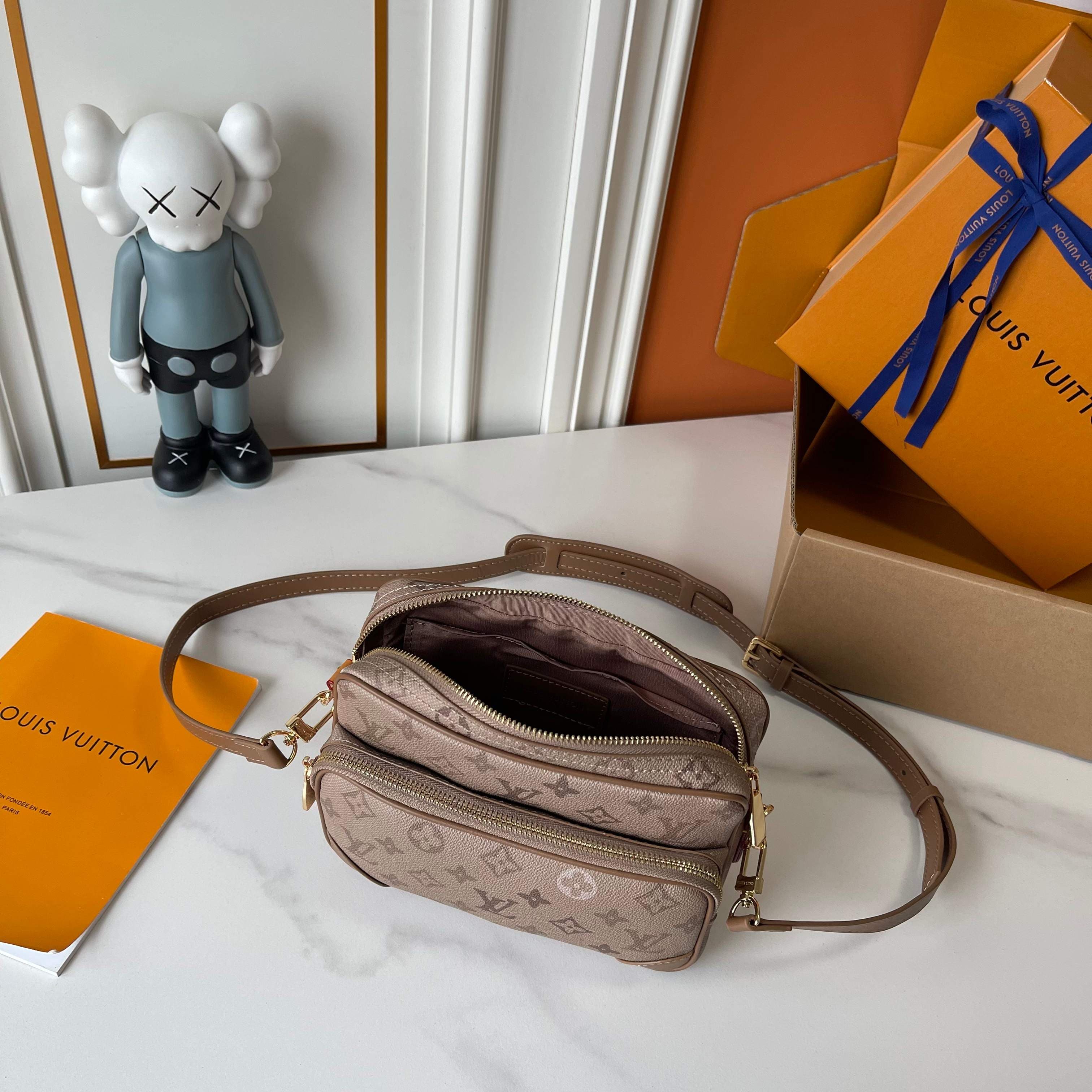 C5322 Upgraded version: M29273, M13987, M14016, M14988, M26068, M15296, M14682, M27232, n28606. This Nil handbag features elegant, shiny cowhide leather; beads and rivets are used to secure the Louis Vuitton Paris logo on the front. The side fastenings re — image 8