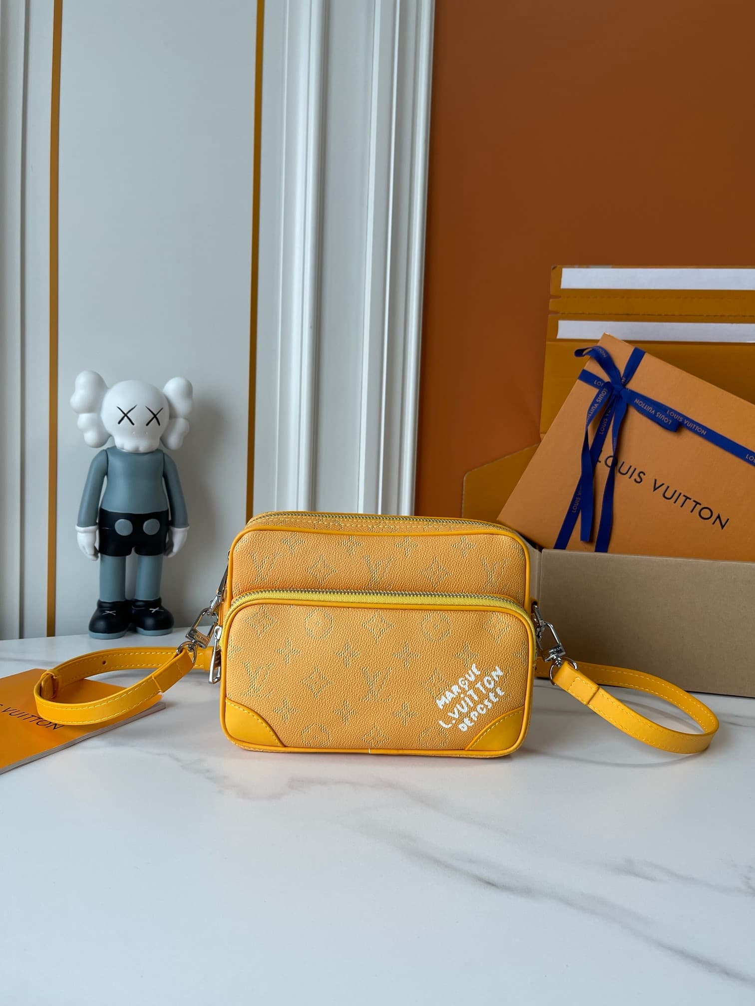 C5321 Upgraded version: M29273, M13987, M14016, M14988, M26068, M15296, M14682, M27232, n28606. This Nil handbag features elegant, shiny cowhide leather; the Louis Vuitton Paris logo is secured on the front using beads and rivets. The side fastenings conv — image 1