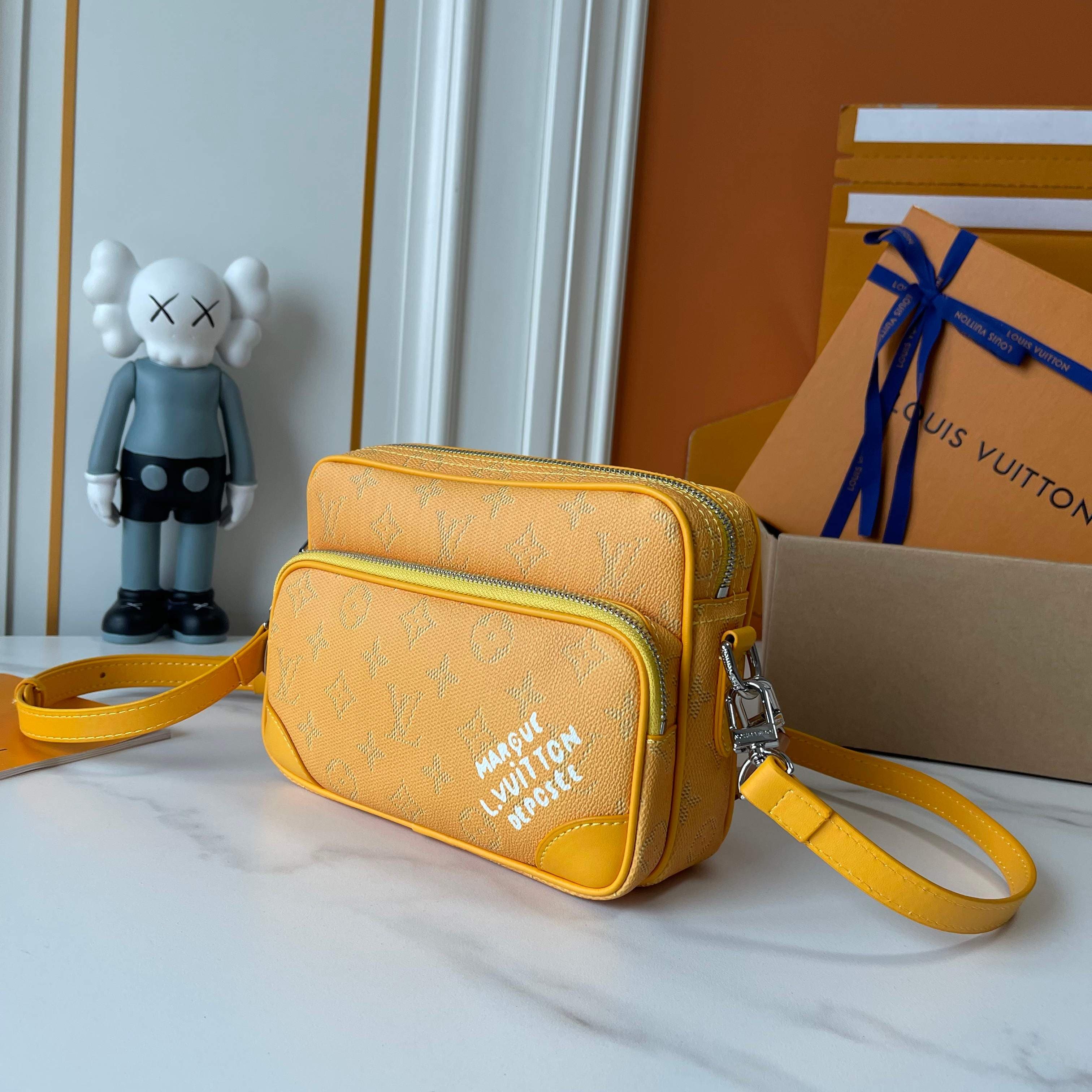 C5321 Upgraded version: M29273, M13987, M14016, M14988, M26068, M15296, M14682, M27232, n28606. This Nil handbag features elegant, shiny cowhide leather; the Louis Vuitton Paris logo is secured on the front using beads and rivets. The side fastenings conv — image 3