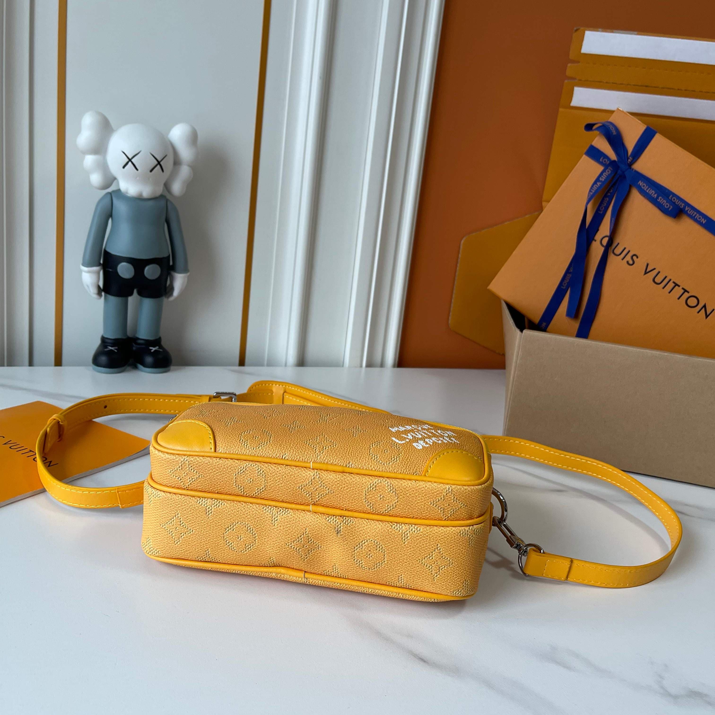 C5321 Upgraded version: M29273, M13987, M14016, M14988, M26068, M15296, M14682, M27232, n28606. This Nil handbag features elegant, shiny cowhide leather; the Louis Vuitton Paris logo is secured on the front using beads and rivets. The side fastenings conv — image 4