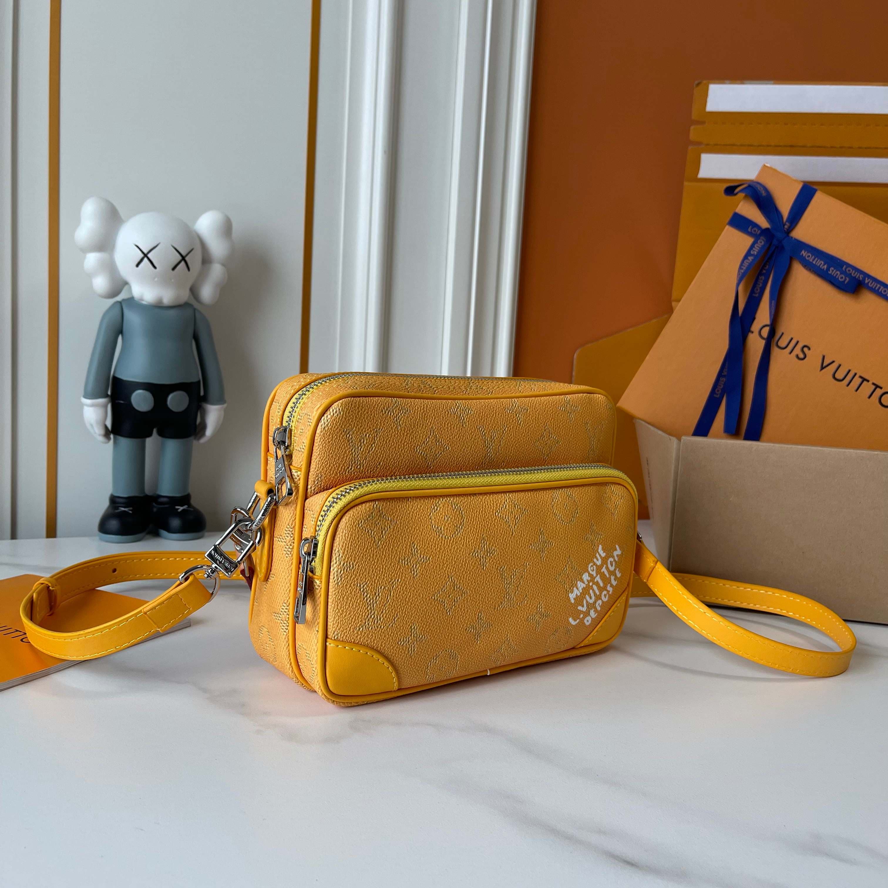C5321 Upgraded version: M29273, M13987, M14016, M14988, M26068, M15296, M14682, M27232, n28606. This Nil handbag features elegant, shiny cowhide leather; the Louis Vuitton Paris logo is secured on the front using beads and rivets. The side fastenings conv — image 2