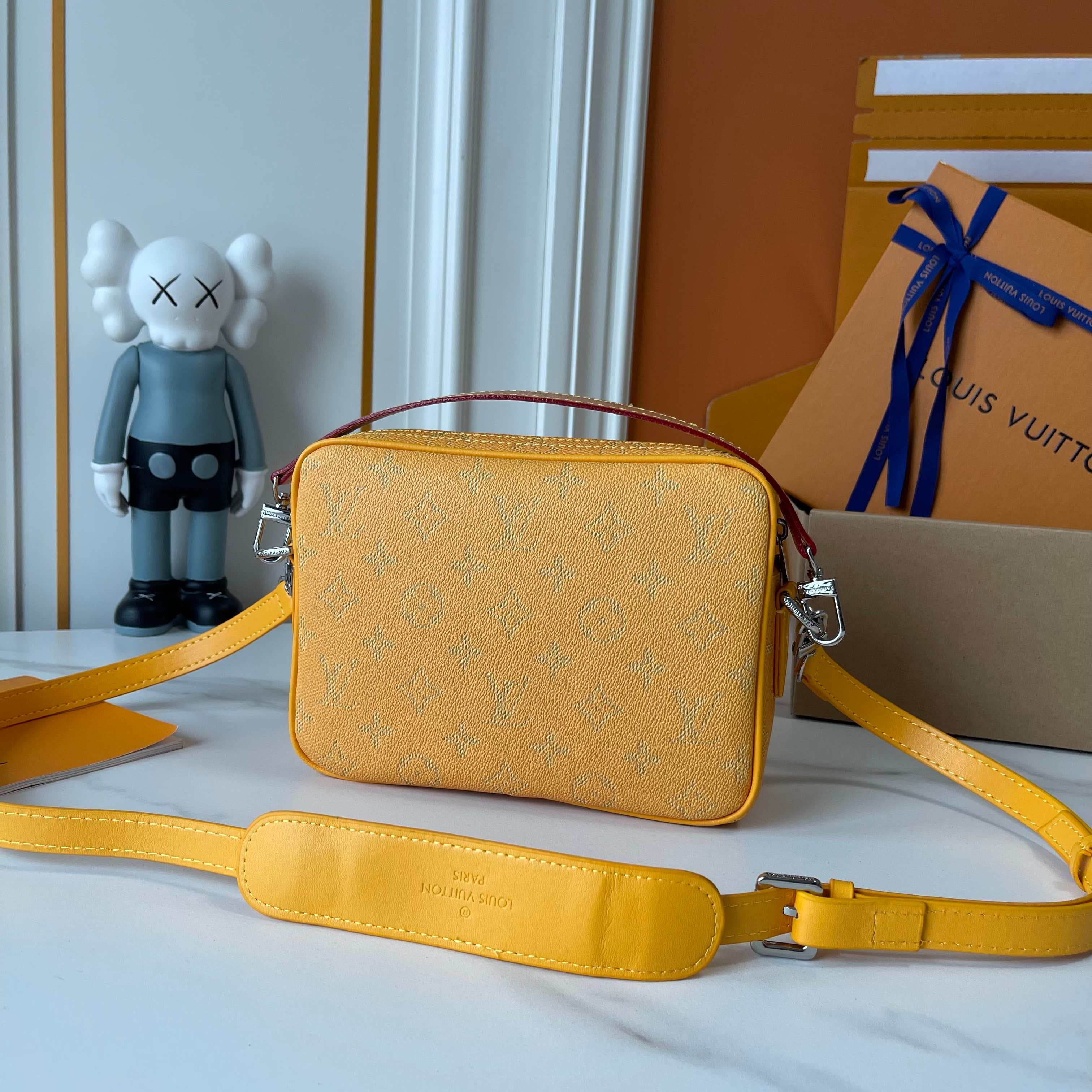 C5321 Upgraded version: M29273, M13987, M14016, M14988, M26068, M15296, M14682, M27232, n28606. This Nil handbag features elegant, shiny cowhide leather; the Louis Vuitton Paris logo is secured on the front using beads and rivets. The side fastenings conv — image 5