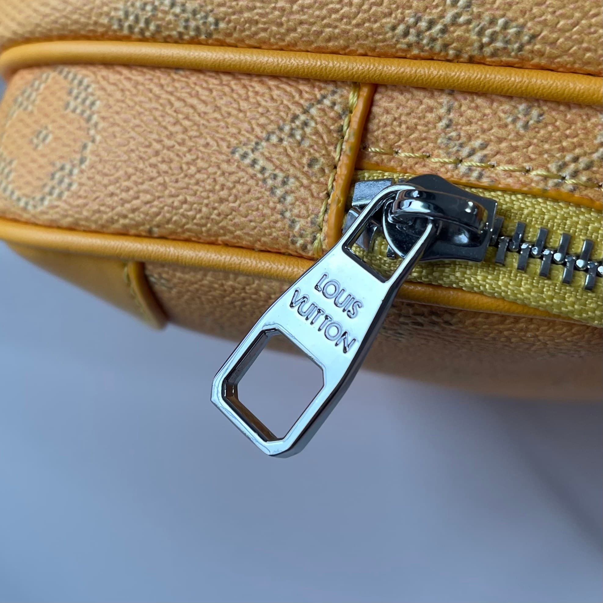 C5321 Upgraded version: M29273, M13987, M14016, M14988, M26068, M15296, M14682, M27232, n28606. This Nil handbag features elegant, shiny cowhide leather; the Louis Vuitton Paris logo is secured on the front using beads and rivets. The side fastenings conv — image 7
