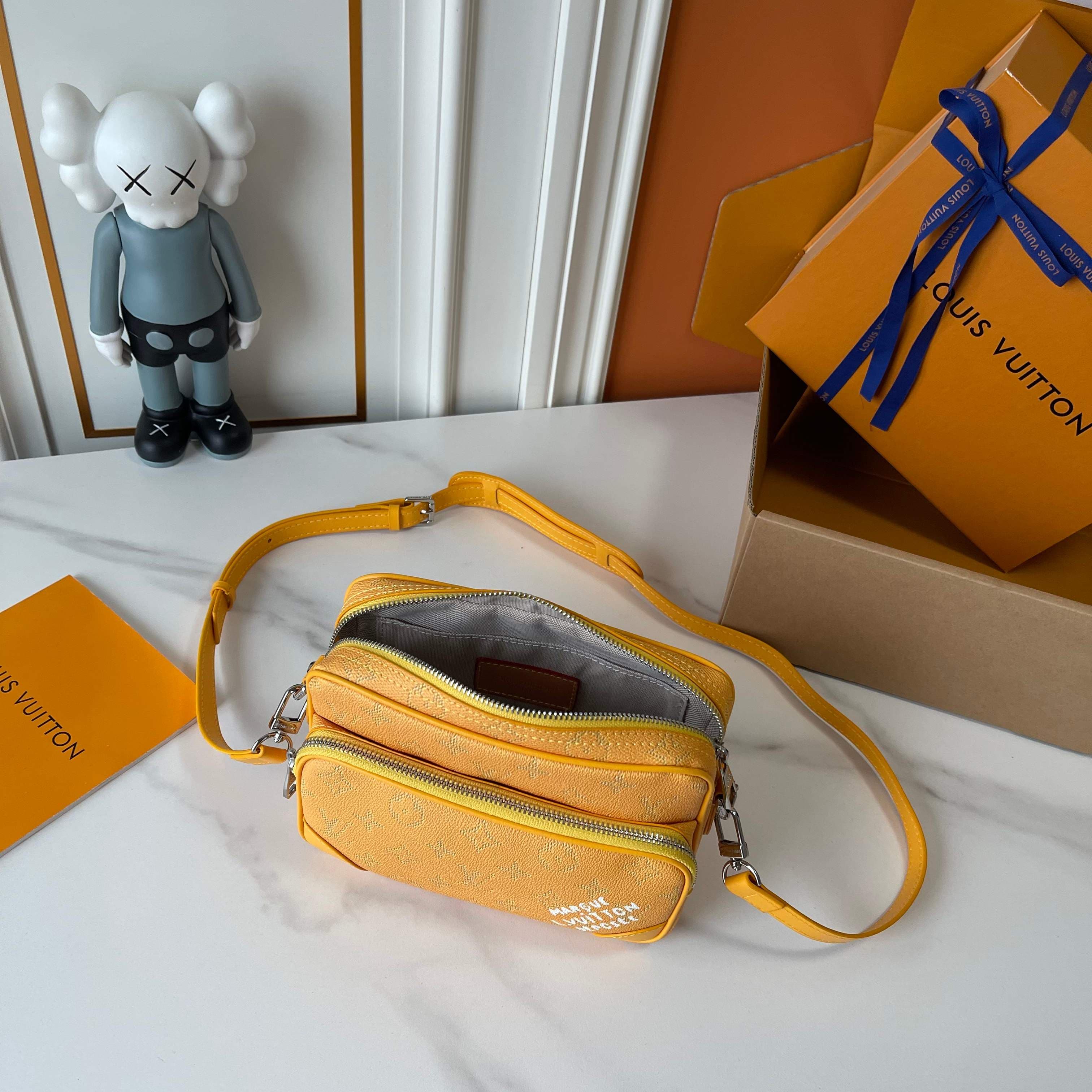 C5321 Upgraded version: M29273, M13987, M14016, M14988, M26068, M15296, M14682, M27232, n28606. This Nil handbag features elegant, shiny cowhide leather; the Louis Vuitton Paris logo is secured on the front using beads and rivets. The side fastenings conv — image 8