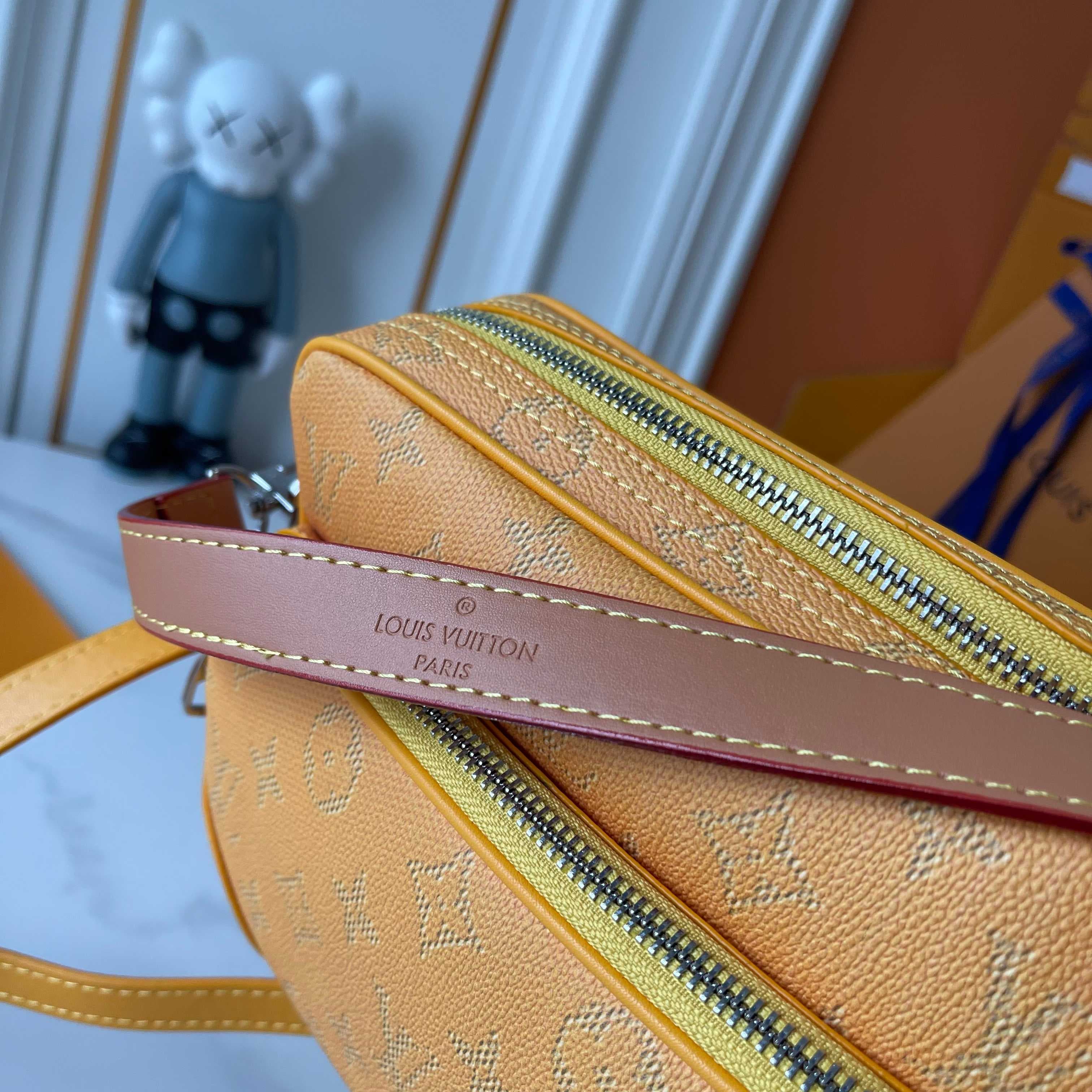 C5321 Upgraded version: M29273, M13987, M14016, M14988, M26068, M15296, M14682, M27232, n28606. This Nil handbag features elegant, shiny cowhide leather; the Louis Vuitton Paris logo is secured on the front using beads and rivets. The side fastenings conv — image 6