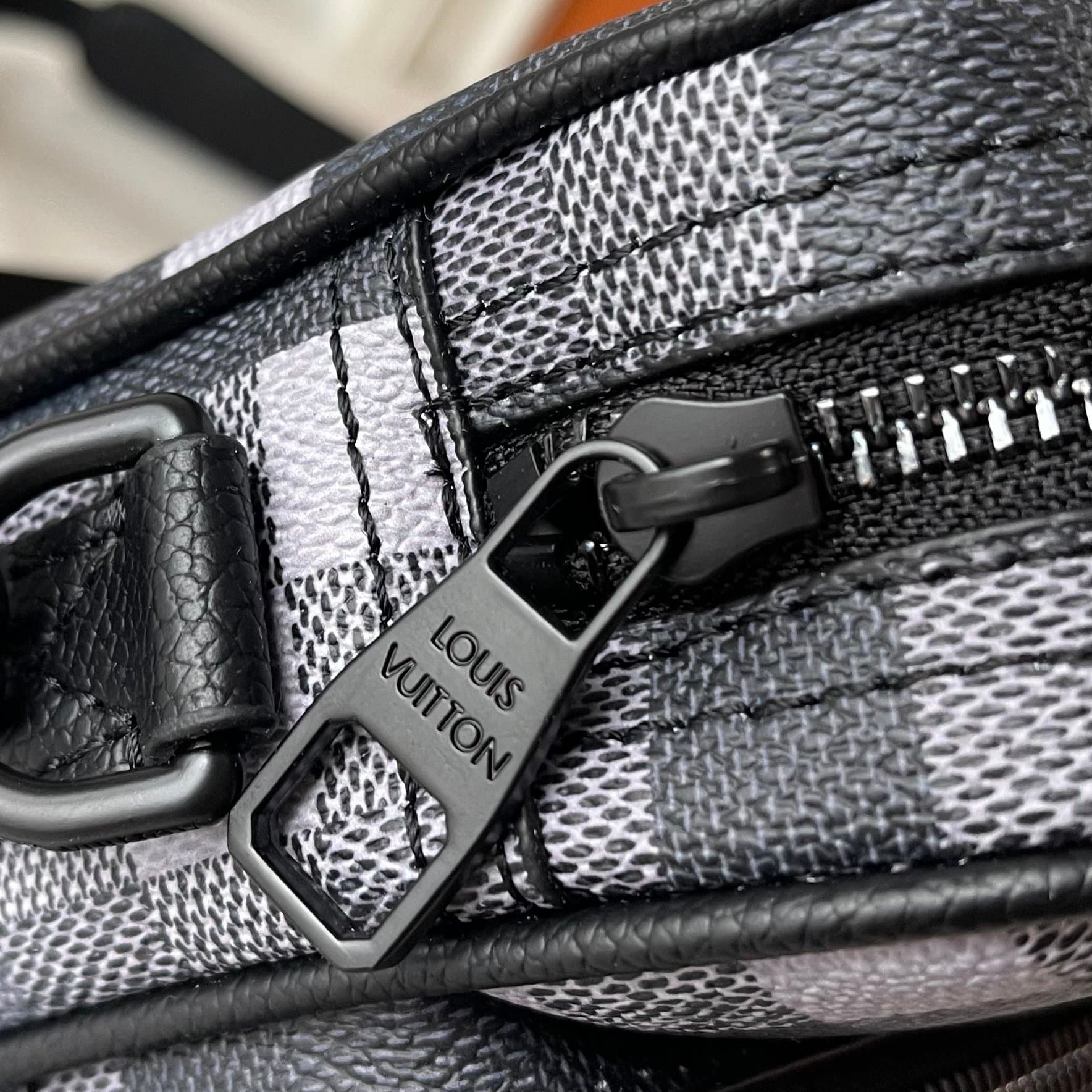 C5320 Upgraded version: M29273, M13987, M14016, M14988, M26068, M15296, M14682, M27232, n28606. This Nil handbag features elegant, shiny calfskin material; the Louis Vuitton Paris logo is secured on the front using beads and rivets. The side fastenings co — image 5