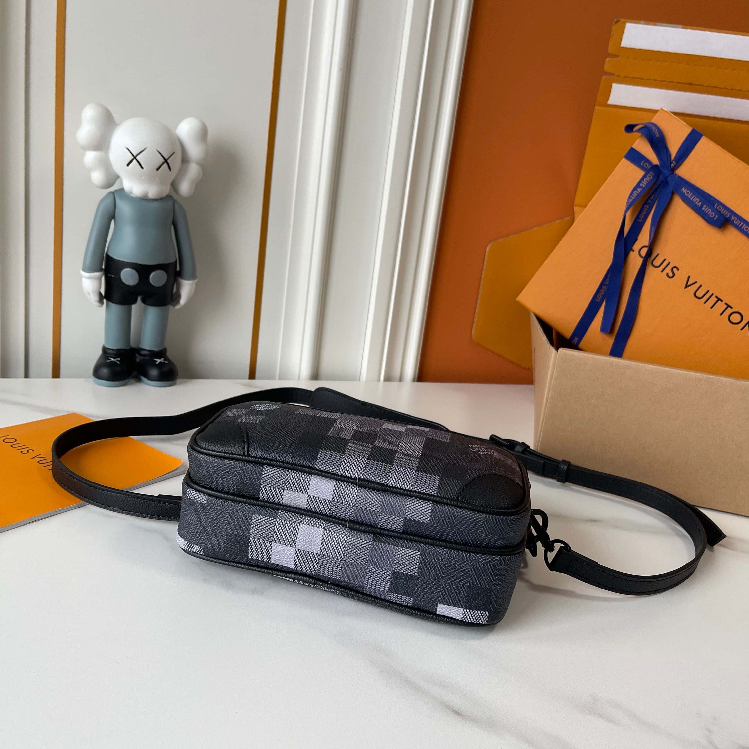 C5320 Upgraded version: M29273, M13987, M14016, M14988, M26068, M15296, M14682, M27232, n28606. This Nil handbag features elegant, shiny calfskin material; the Louis Vuitton Paris logo is secured on the front using beads and rivets. The side fastenings co — image 4