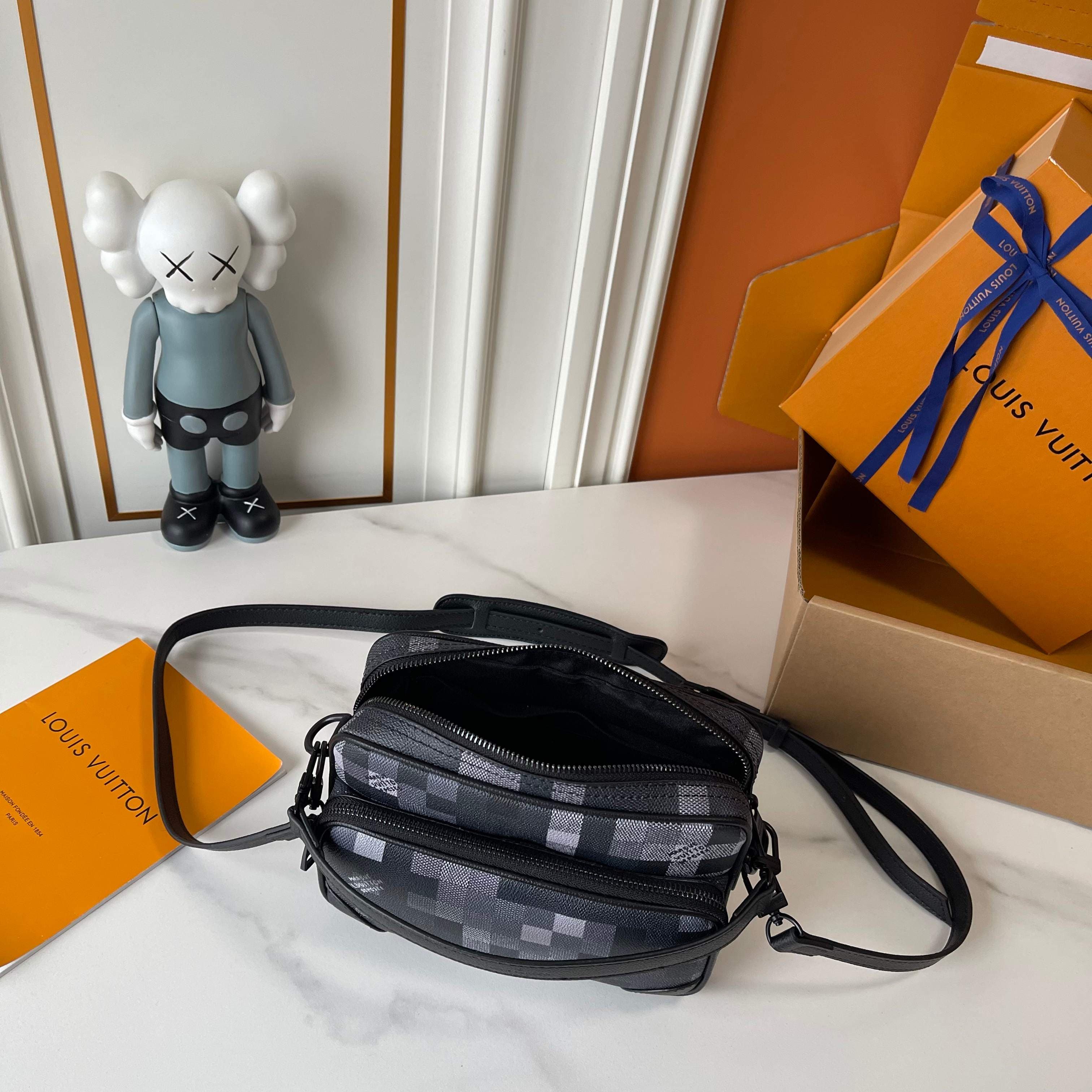 C5320 Upgraded version: M29273, M13987, M14016, M14988, M26068, M15296, M14682, M27232, n28606. This Nil handbag features elegant, shiny calfskin material; the Louis Vuitton Paris logo is secured on the front using beads and rivets. The side fastenings co — image 8