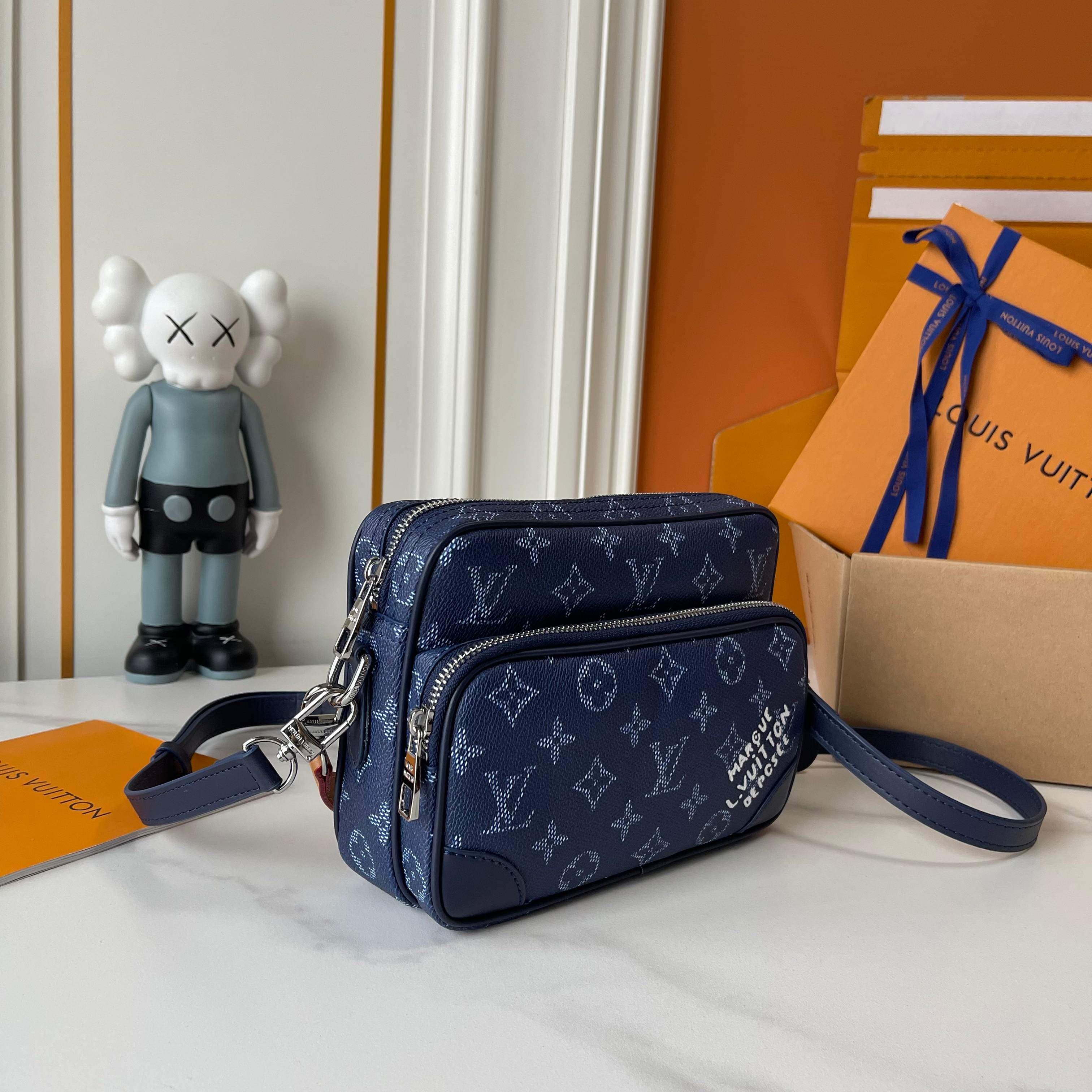 C5319 Upgrade version   M29273 M13987 M14016 M14988 M26068 M15296 M14682 M27232 n28606 This Nil handbag features elegant, shiny cowhide leather, with Louis Vuitton Paris logo embellishments secured on the front using beads and rivets. The side locks featu — image 2